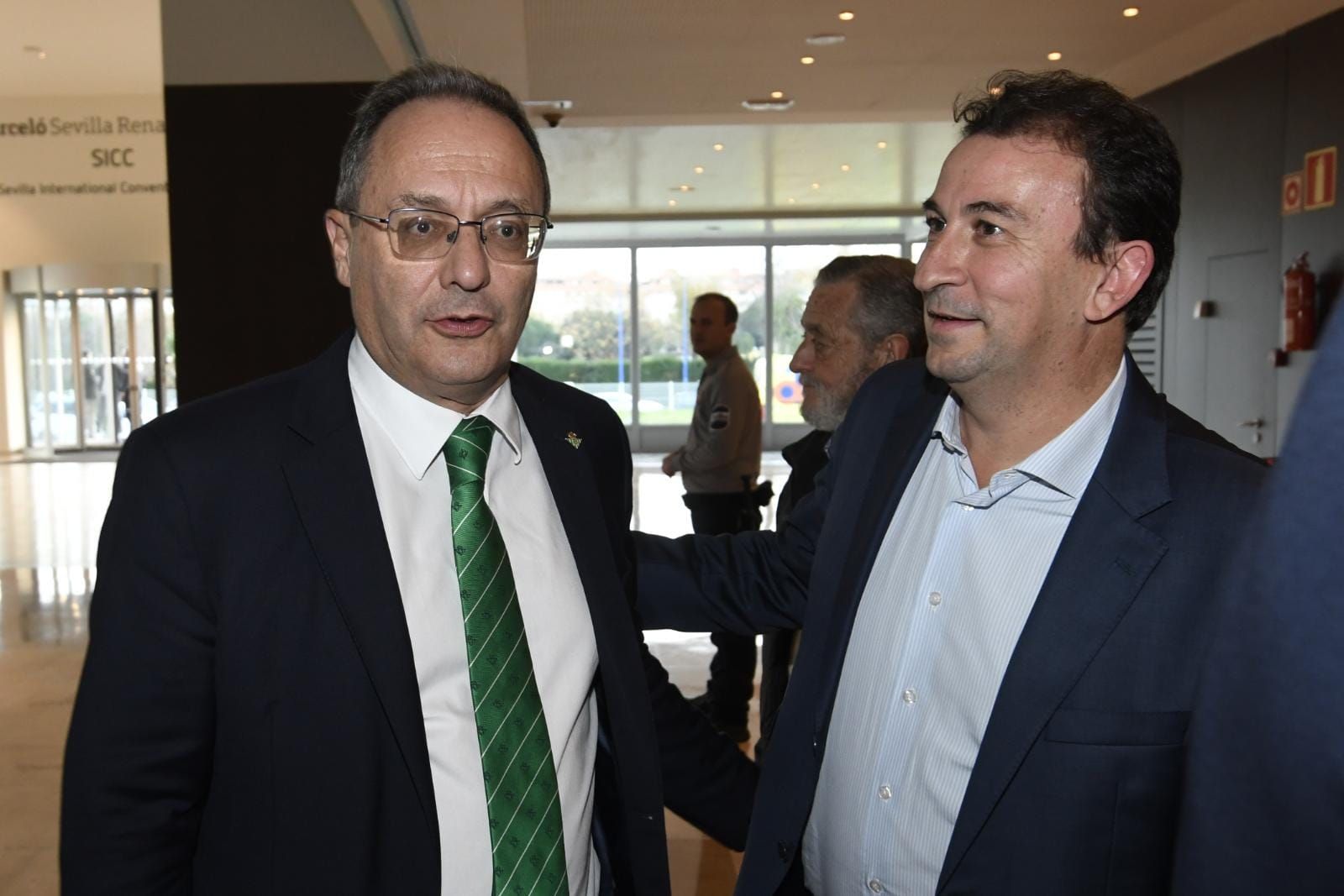  Ozgur Unay y Catalán, en la Junta del Betis