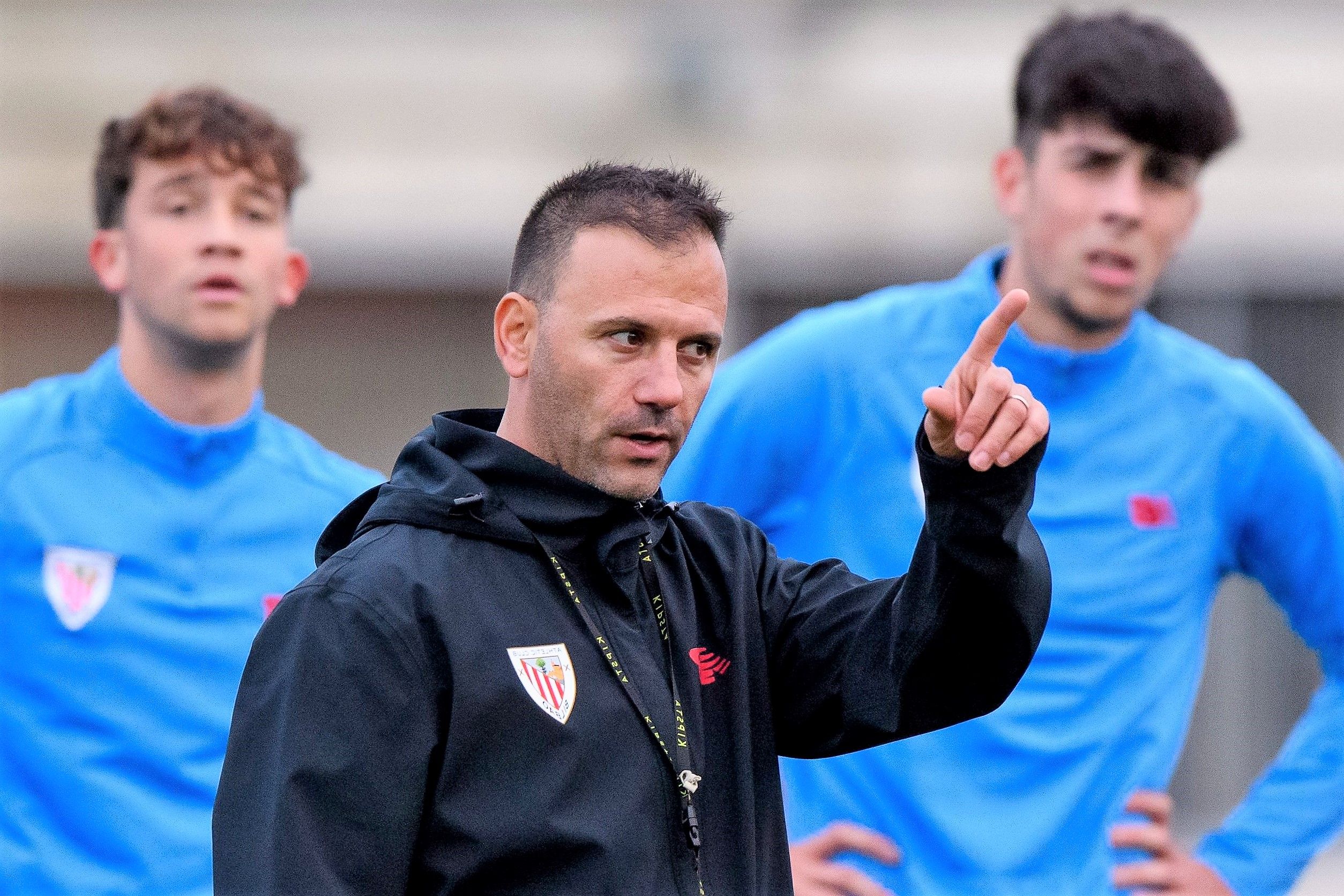 El entrenador barcelonés Álex Pallarés dirige en Lezama al Bilbao Athletic.