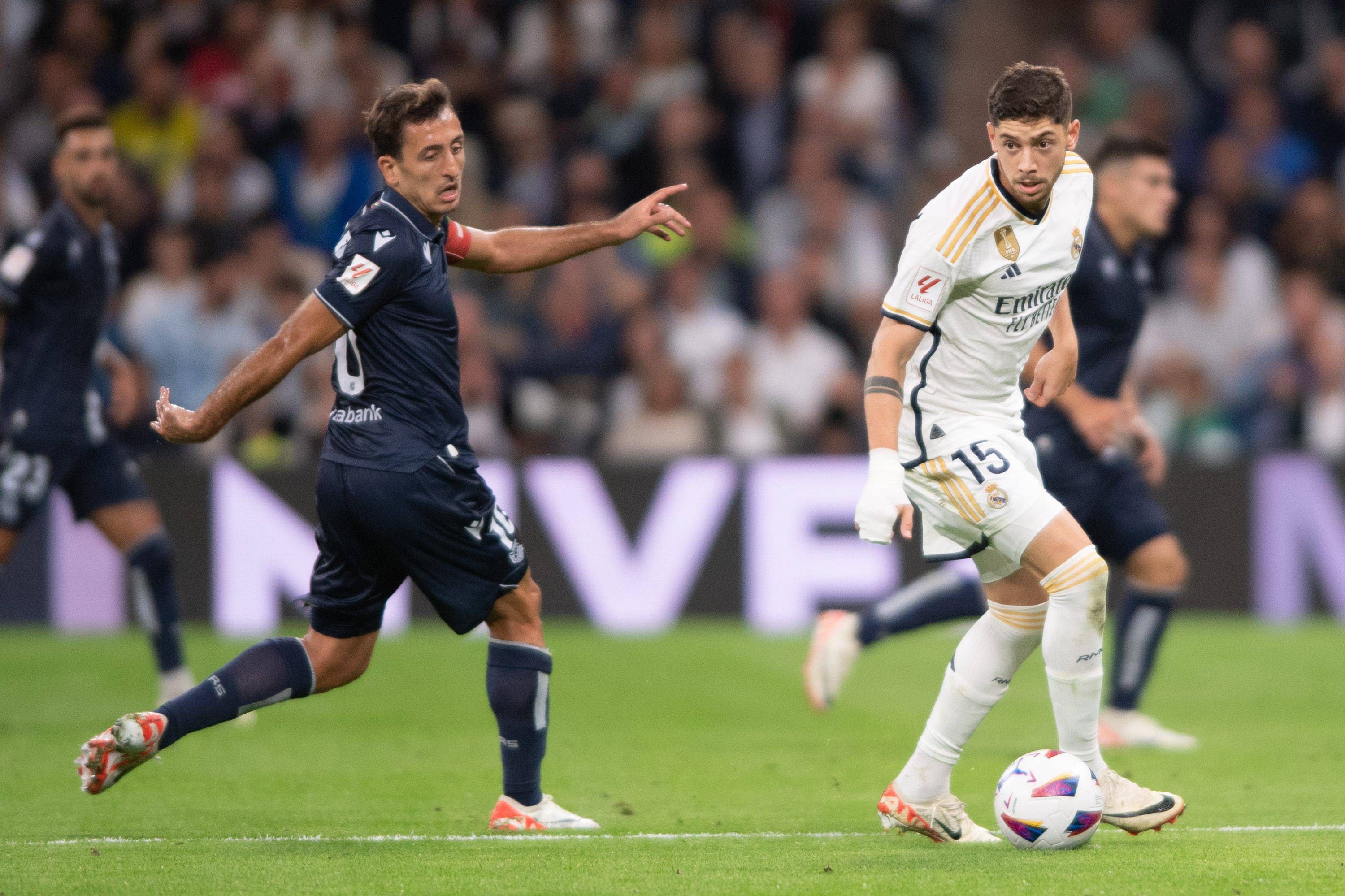Fede Valverde, en una jugada con Oyarzabal en el Real Madrid-Real Sociedad (FOTO: Cordón Press).