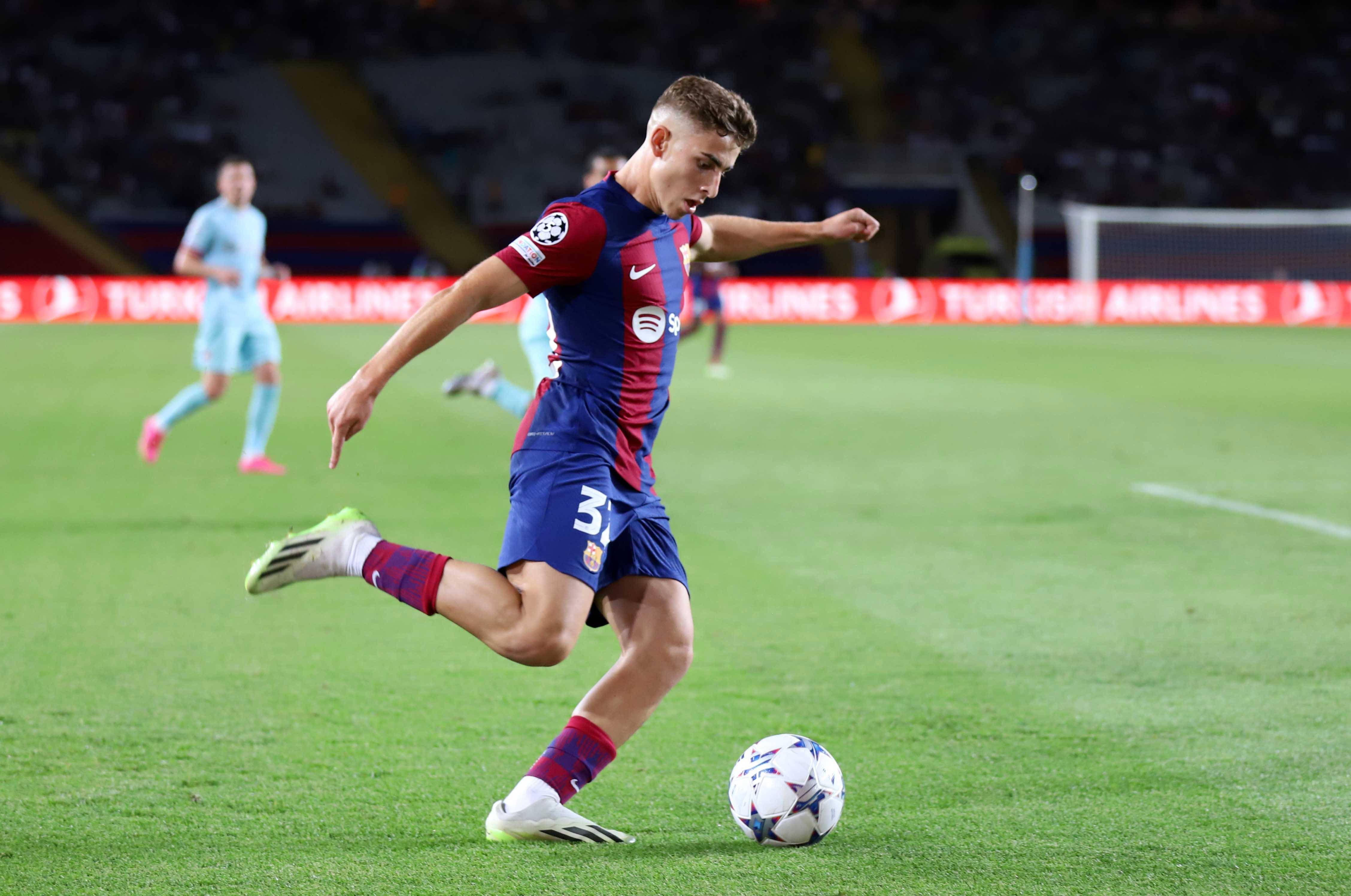  Ferlín López golpea el balón en el Barcelona-Amberes de Champions (FOTO: Cordón Press).