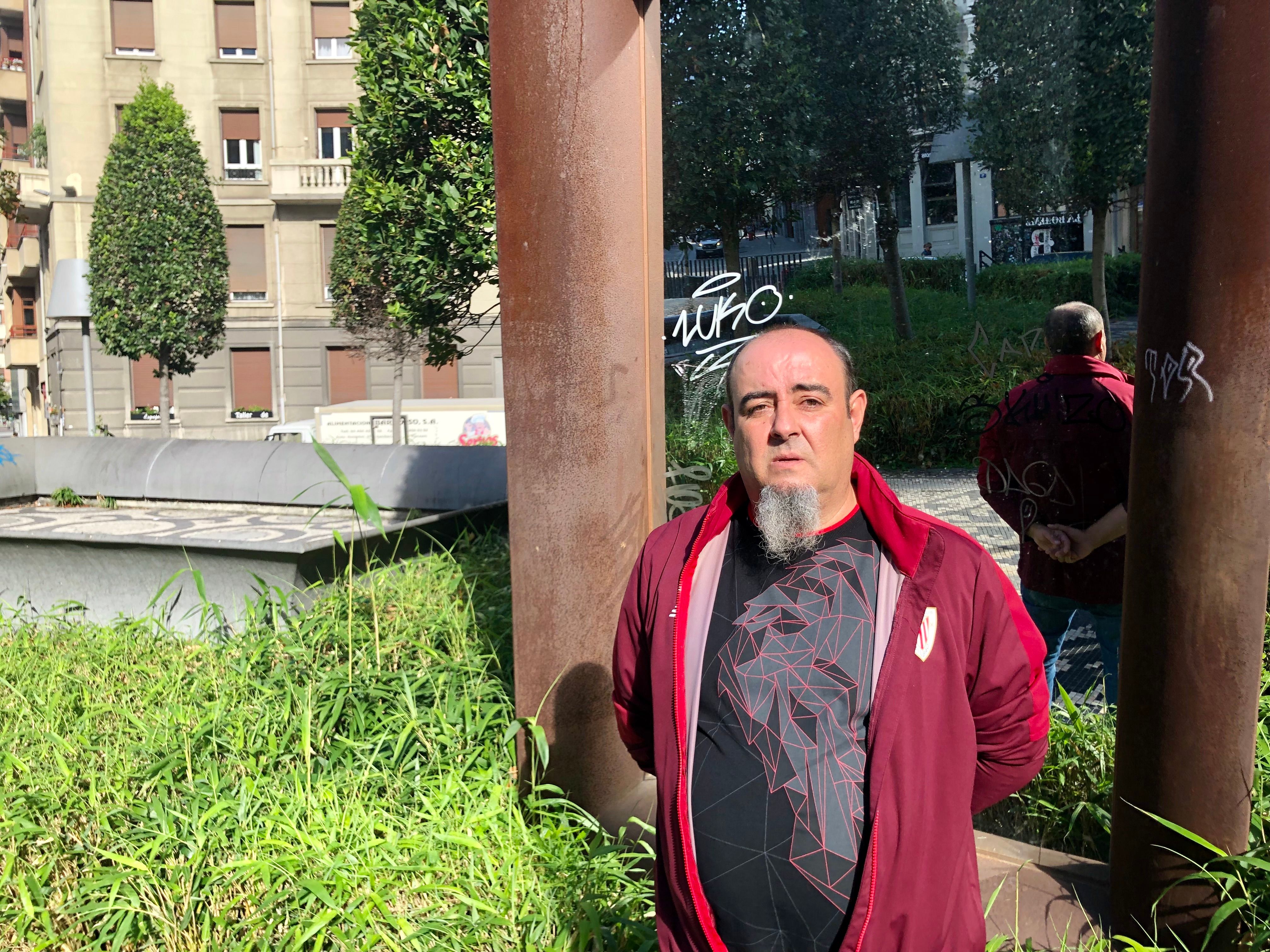  Pepe Sarria, secretario de la agrupación Sur de Peñas del Athletic Club, posa esta semana ante la Alhóndiga de Bilbao.