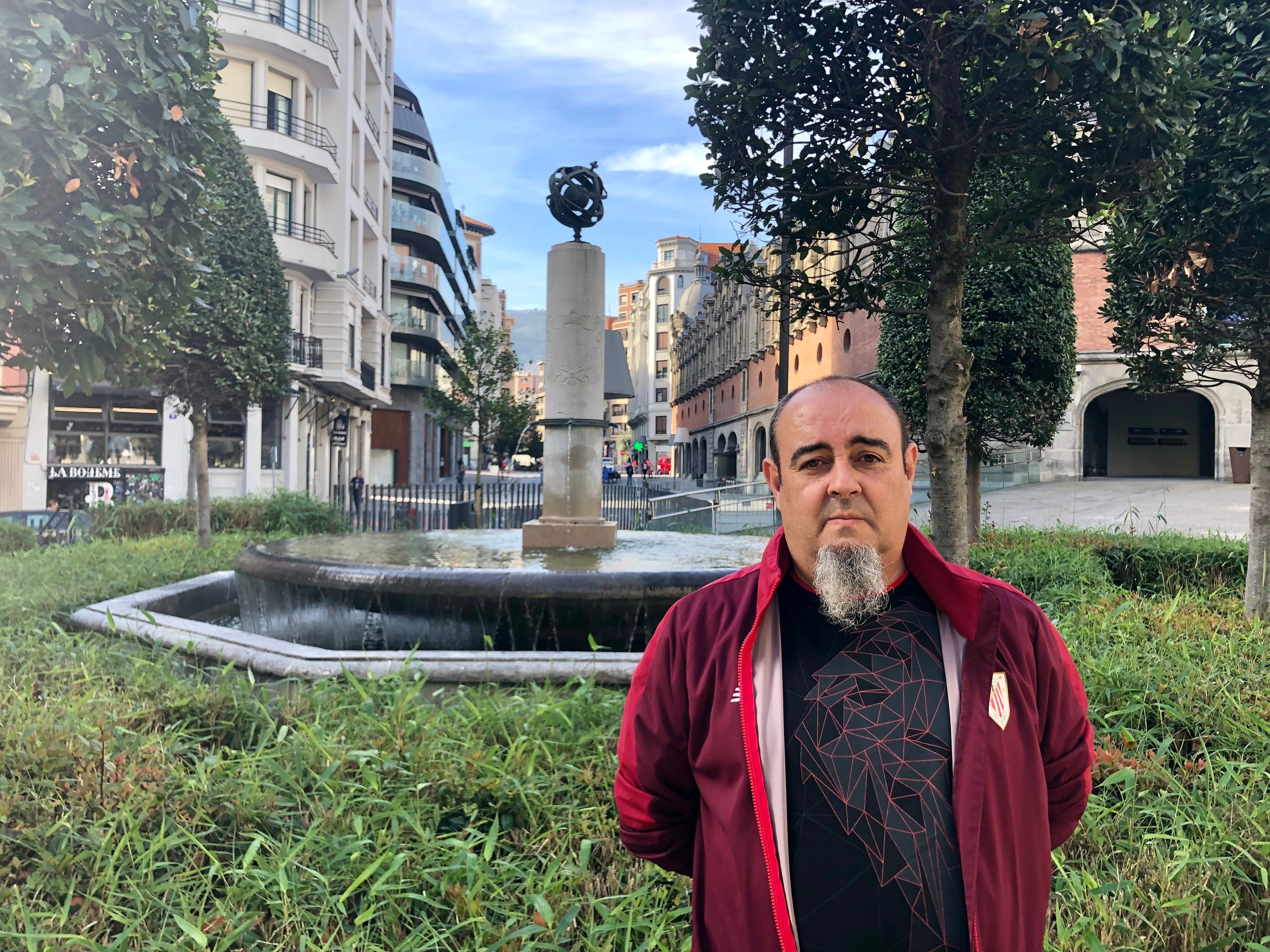 Pepe Sarria, secretario de la peña Athletic de Málaga, de visita por Bilbao.