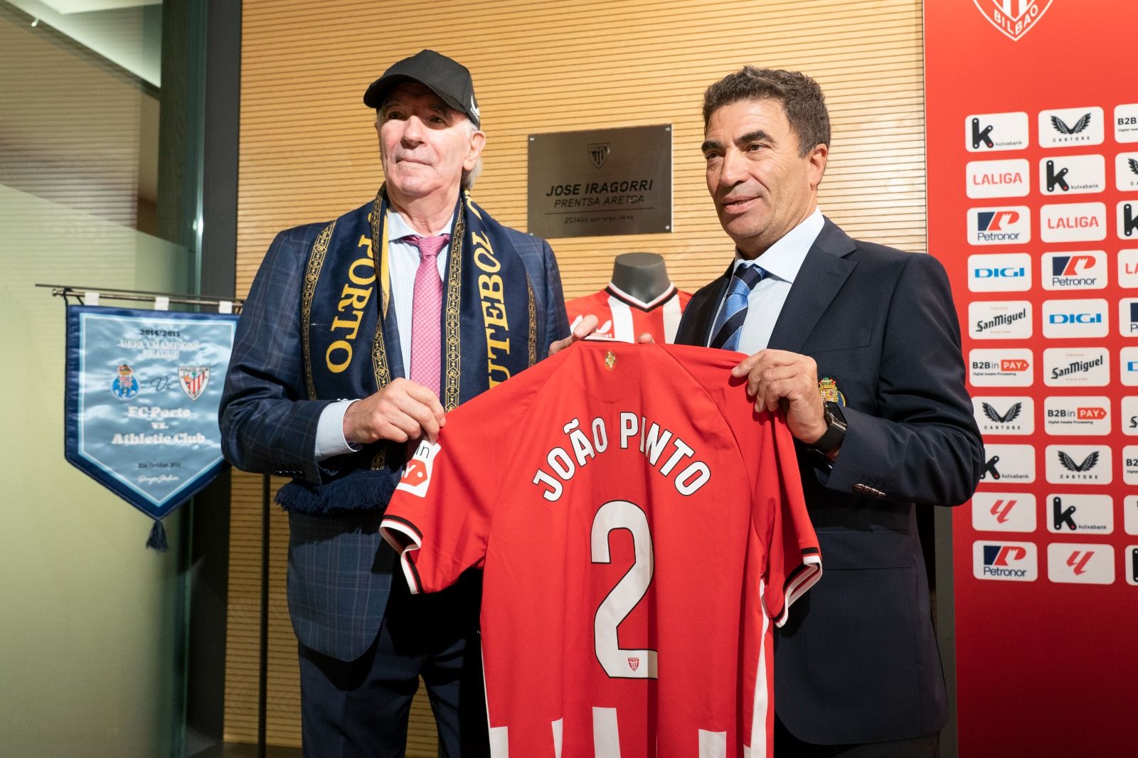  João Pinto, premio 'One Club Man' 2023, con 'El Txopo' Iribar en San Mamés.