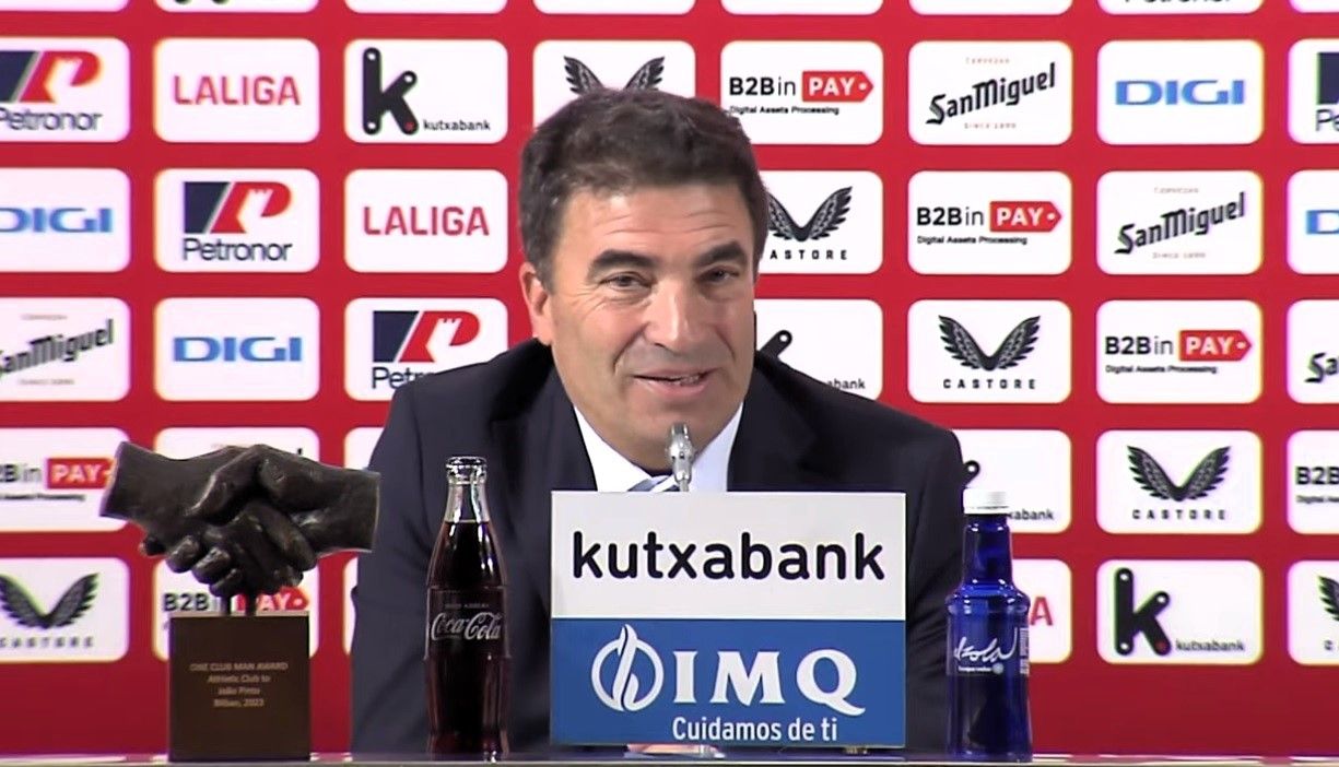  João Pinto, premio 'One Club Man' del Athletic Club, habla ante la prensa en el campo de San Mamés.