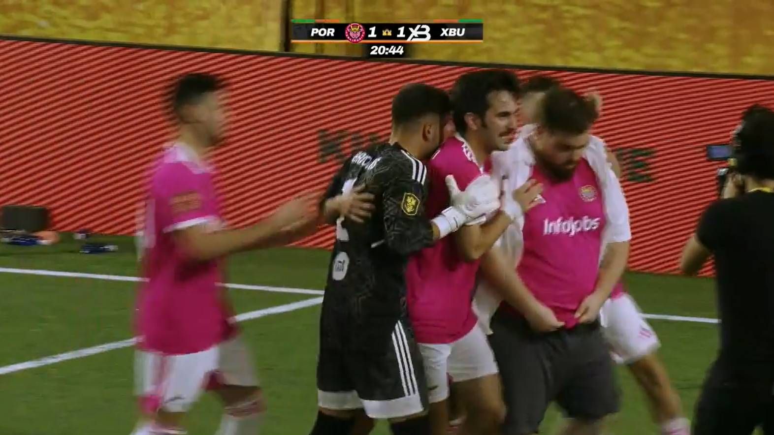  Ibai celebra un gol junto a Jacobo y el resto de Porcinos