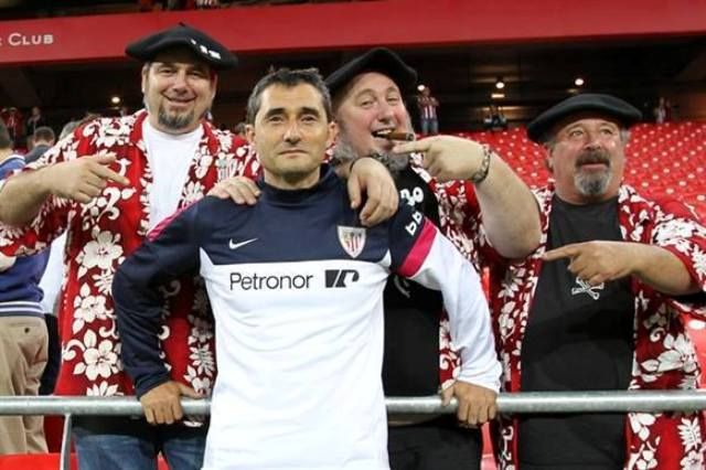 Potxolo y sus Artaburus Morrosko y Txo, seguidores del Athletic Club, con el técnico Ernesto Valverde en San Mamés.