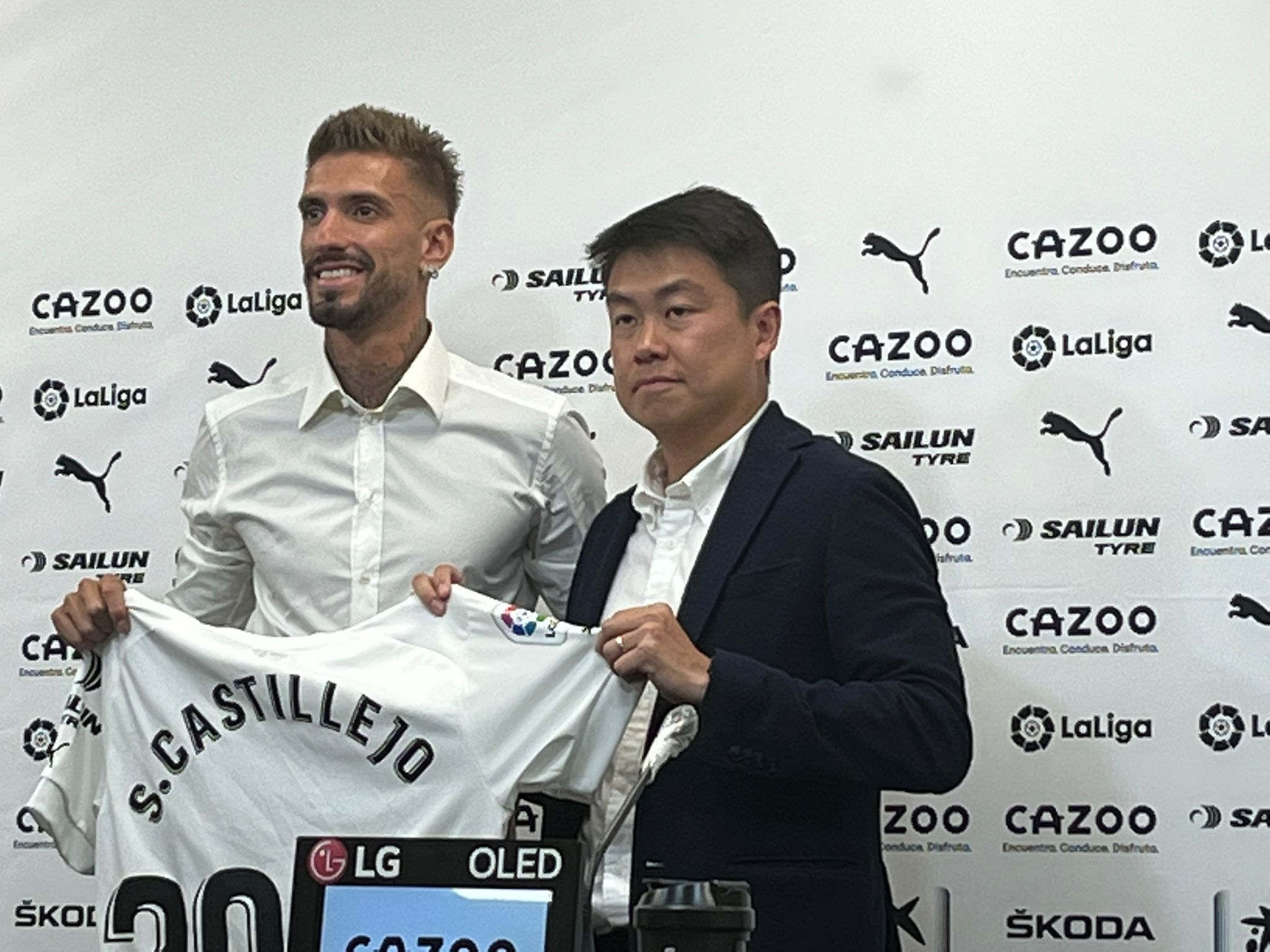  Presentación de Samu Castillejo por el Valencia CF con Sean Bai