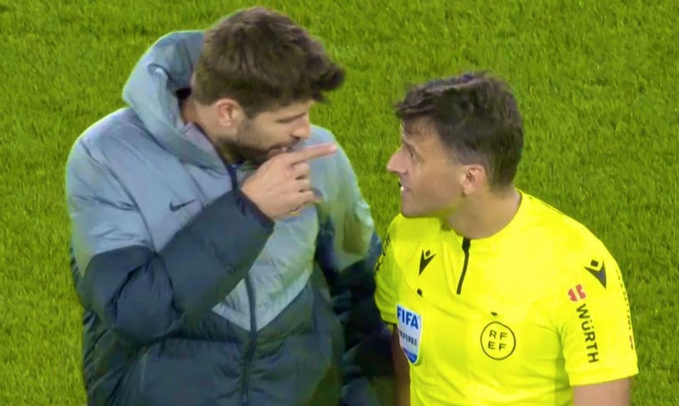 Protestas de Gerard Piqué a Gil Manzano en el Osasuna-Barcelona.