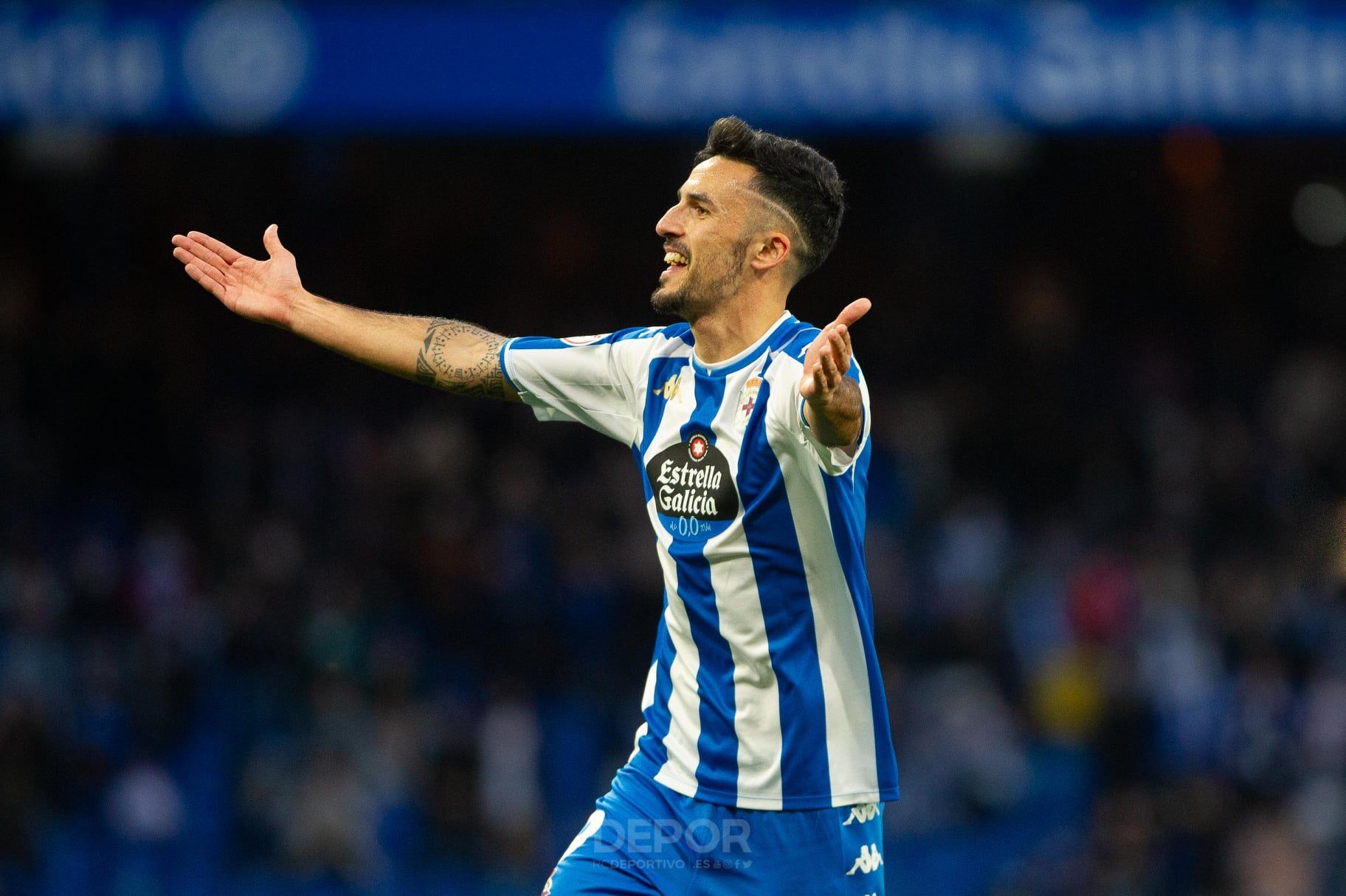  Quiles celebrando uno de sus goles con el Deportivo.