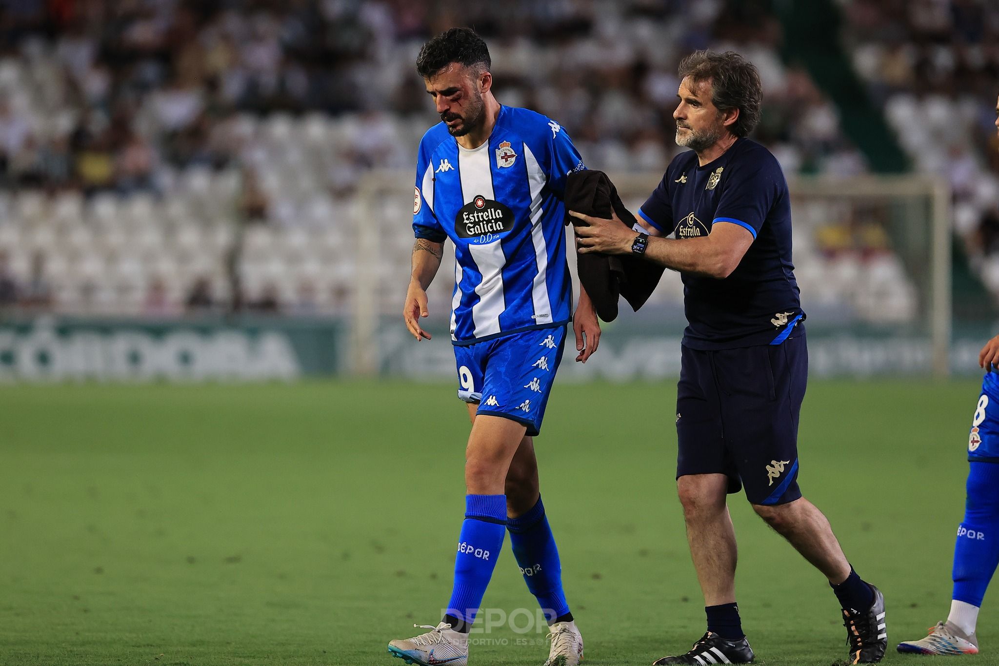 Quiles saliendo del césped tras sufrir el golpe en la cara
