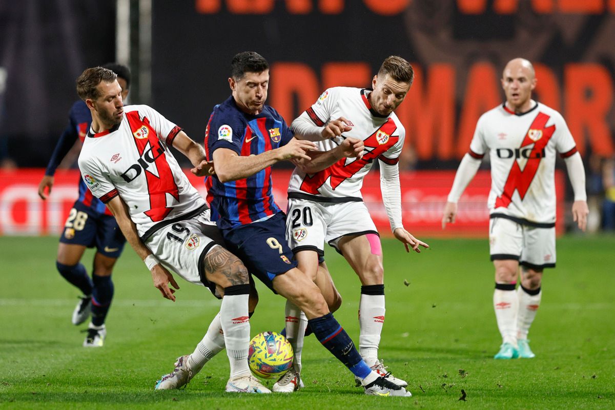 Robert Lewandowski pelea un balón en el Rayo-Barcelona.