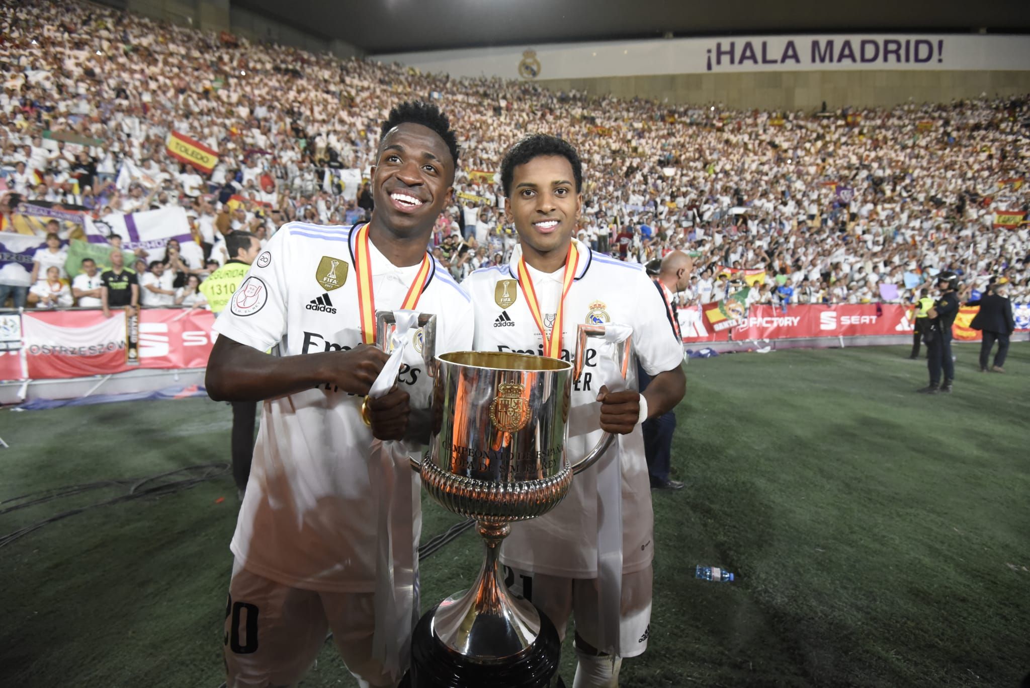 Vinícius Jr. y Rodrygo posan con la Copa del Rey.