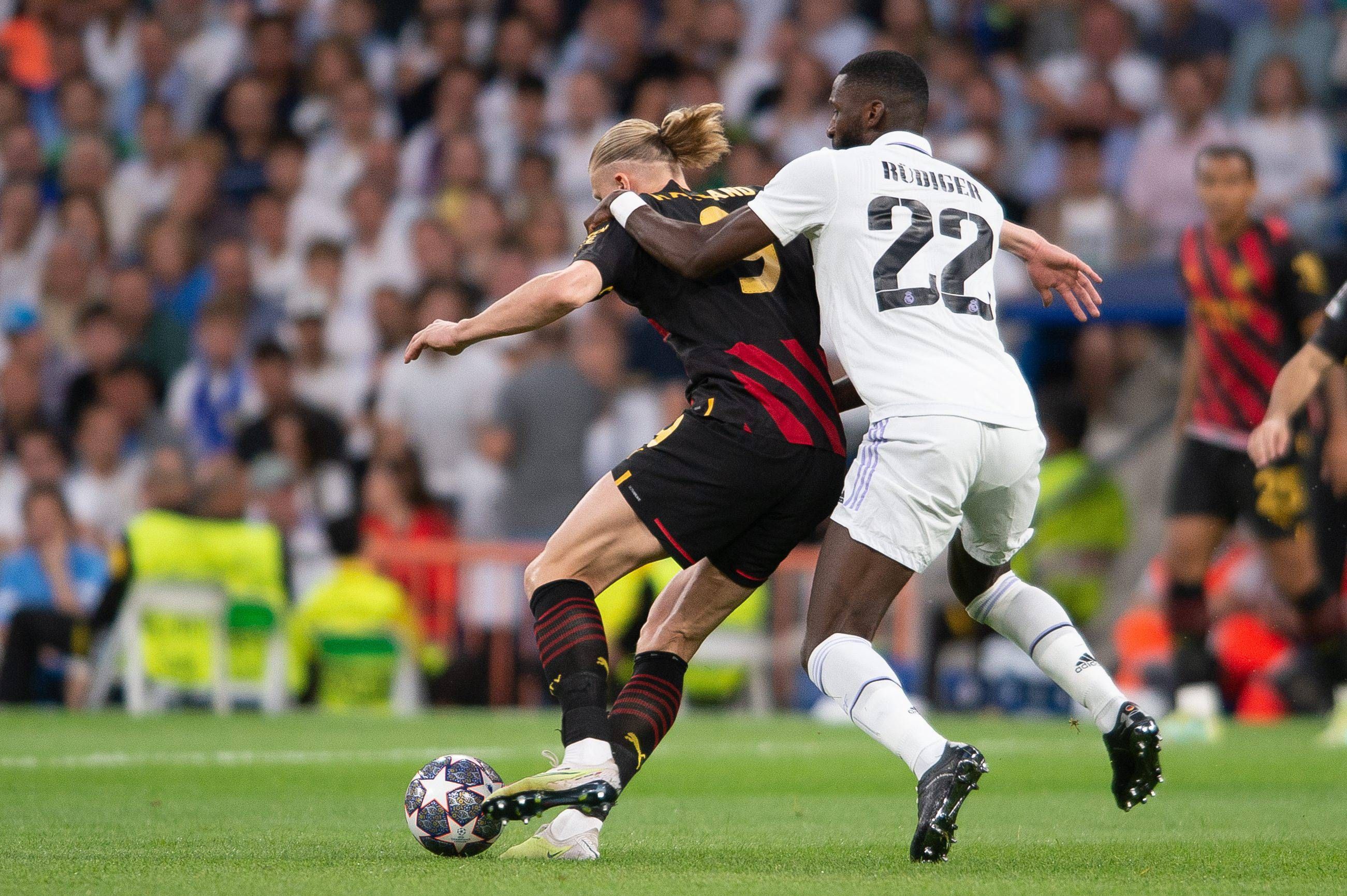  Rüdiger agarra a Haaland en el Real Madrid-City.
