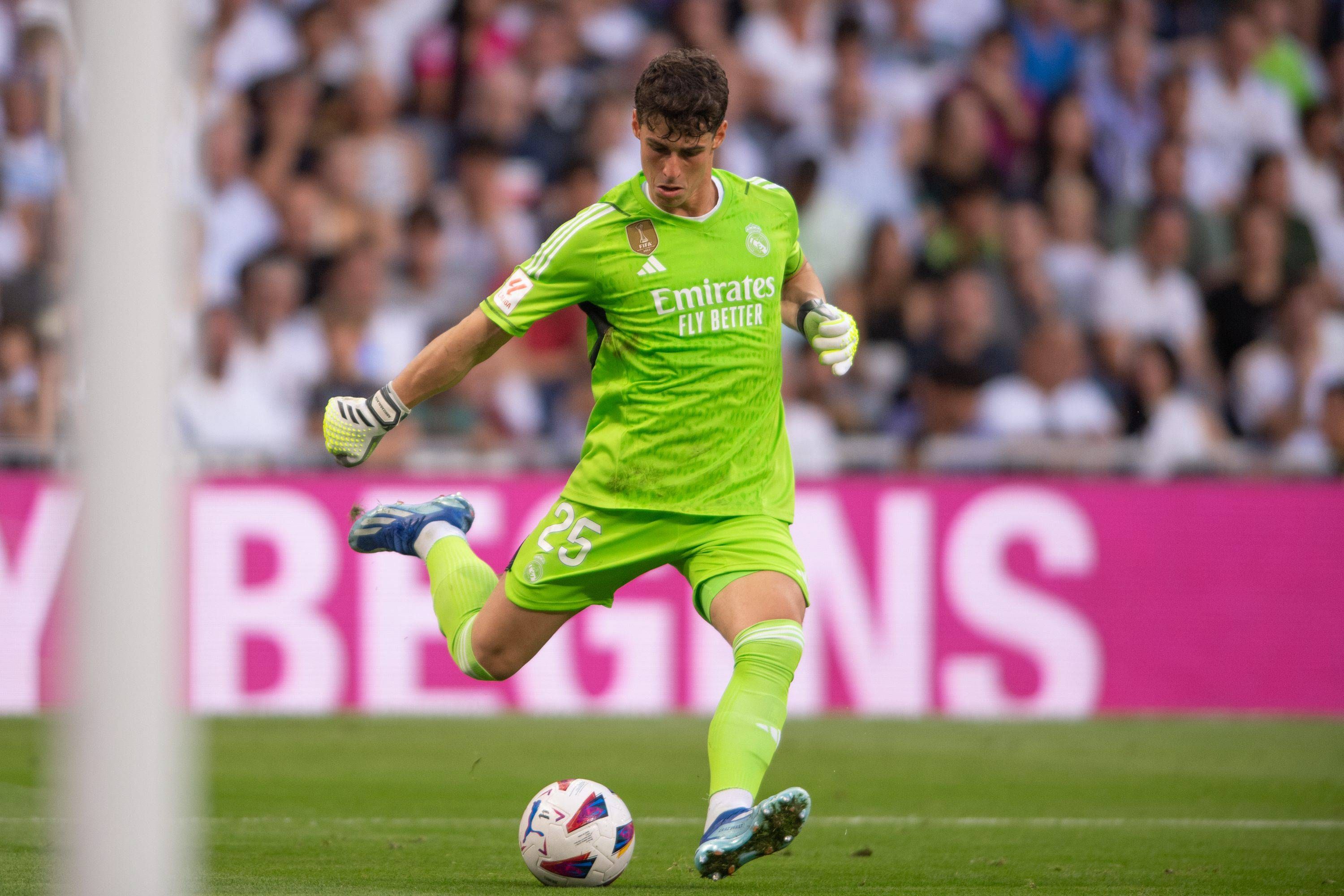  Kepa Arrizabalaga da un pase en el Real Madrid-Osasuna.