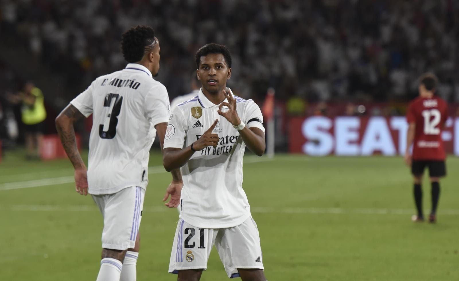 Rodrygo celebra uno de sus goles ante el Osasuna con el Real Madrid. Fuente: Kiko Hurtado.