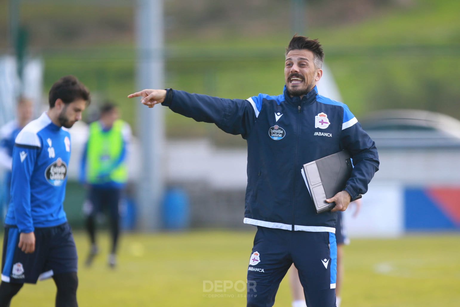  Rubén de la Barrera dirigiendo un entrenamiento.