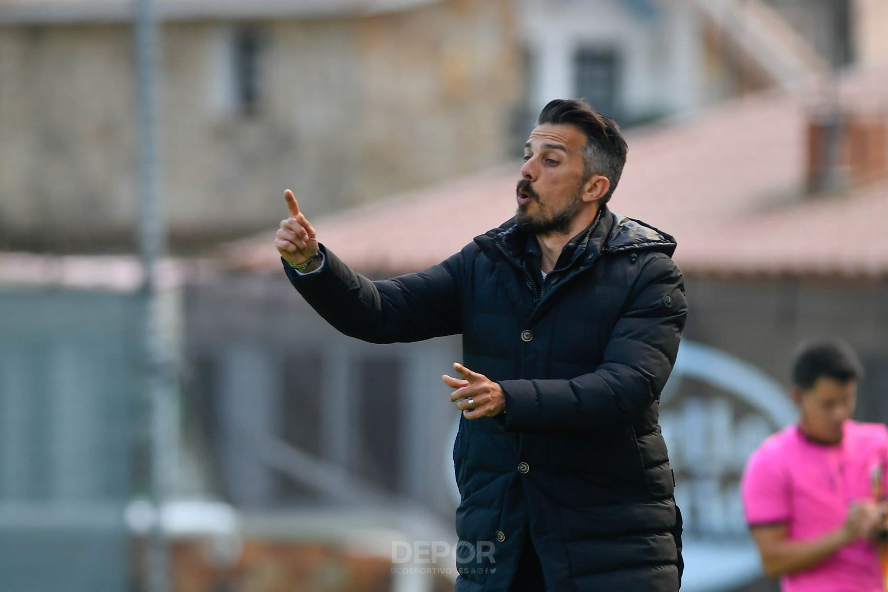 Rubén de la Barrera haciendo indicaciones a sus jugadores.