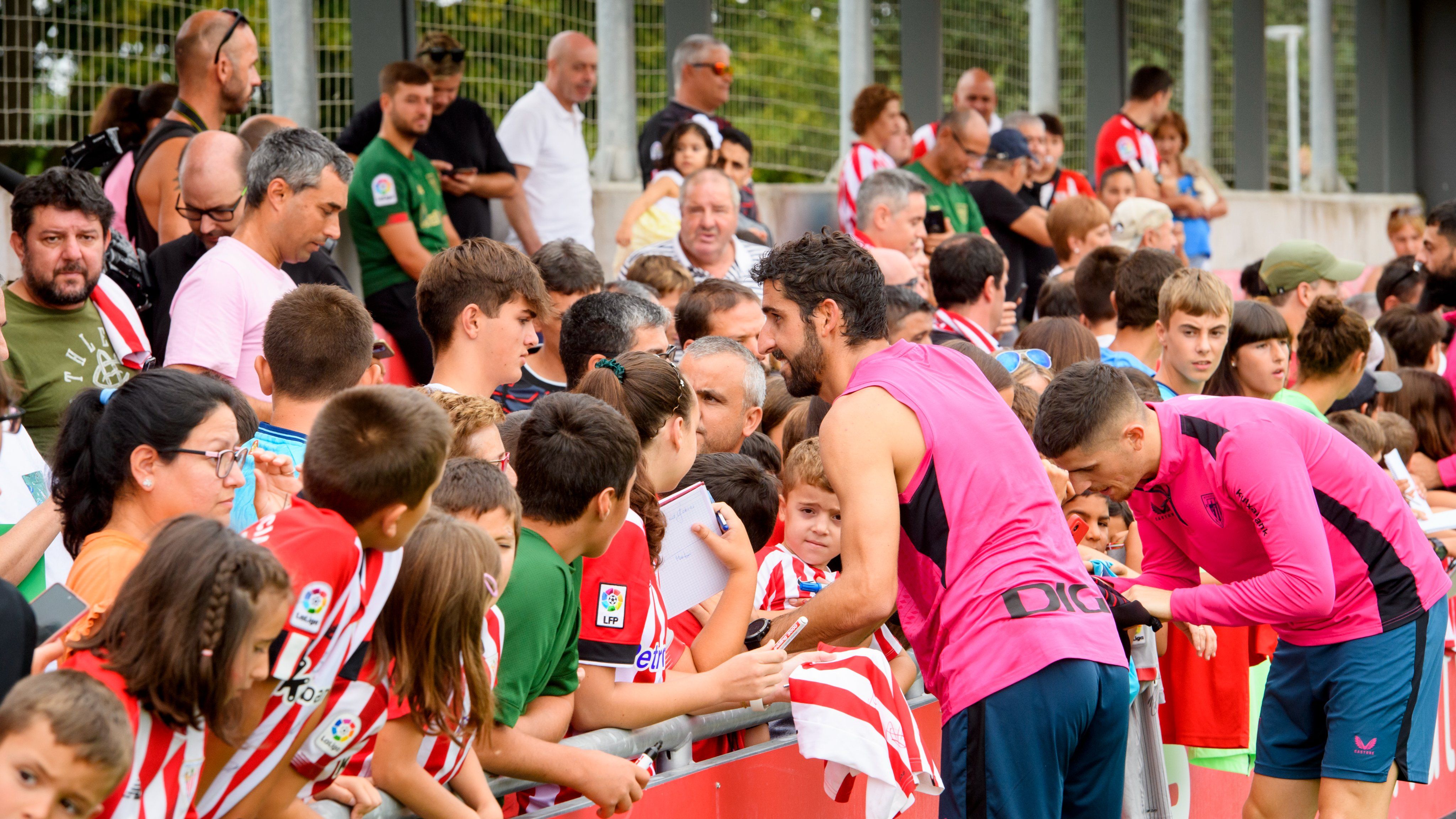 Raúl García y Sancet atienden a los niños en Lezama.