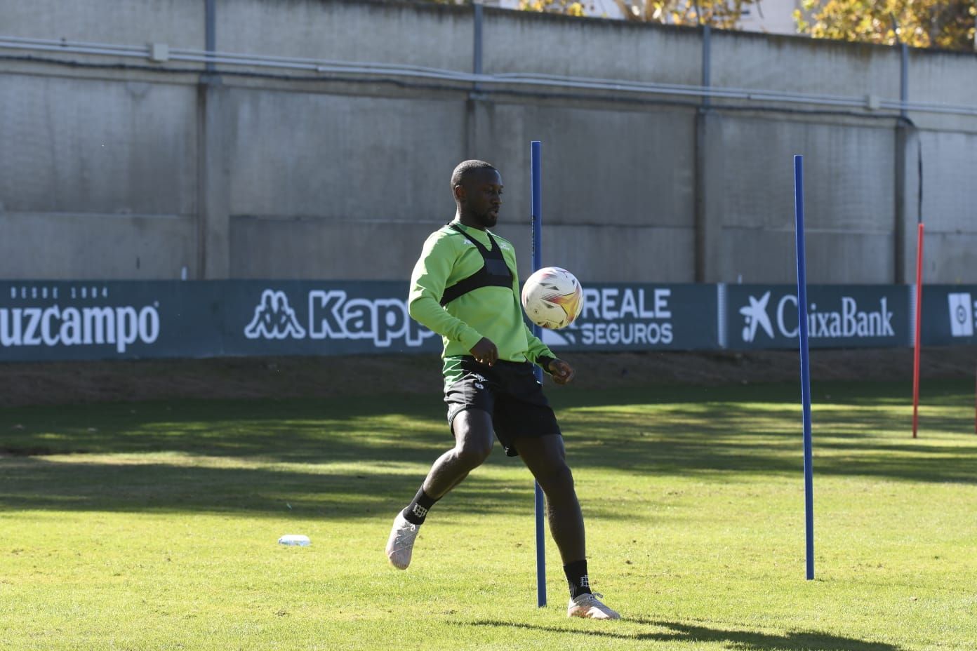Sabaly entrena para recuperarse de su lesión..