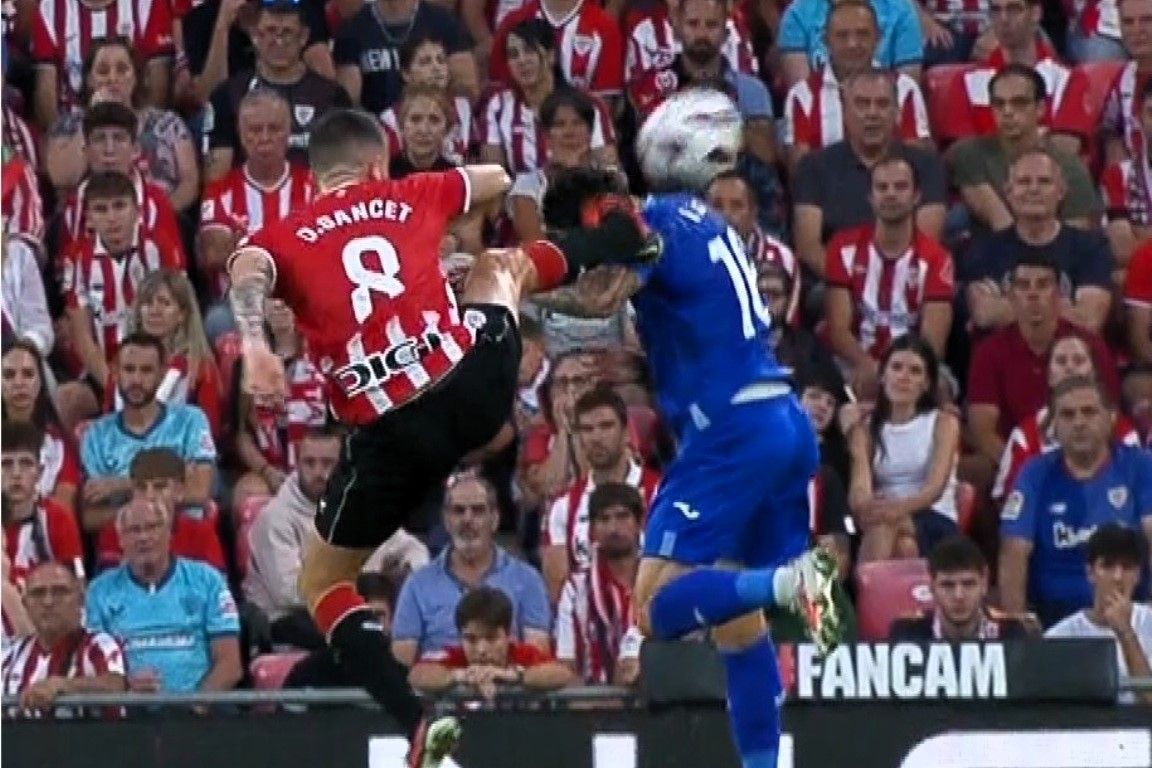 El navarro Oihan Sancet fue expulsado por esta entrada en el partido del Athletic Club ante el Getafe en San Mamés.