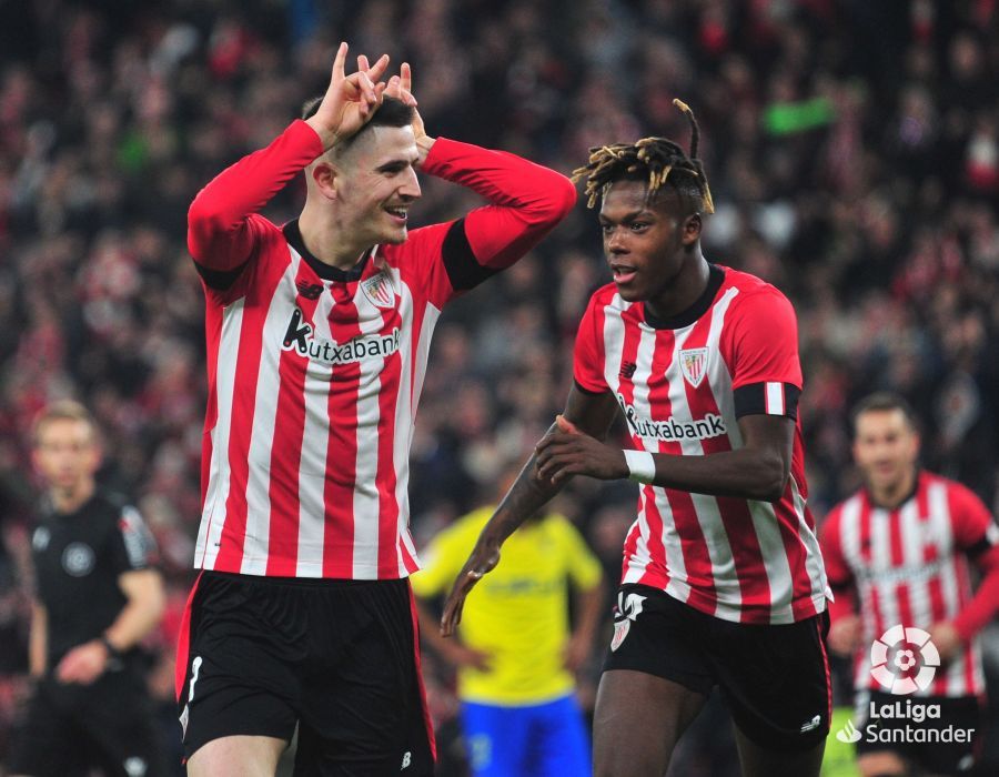 Oihan Sancet hace 'El Ciervo' con Nico Williams tras marcar al Cádiz.