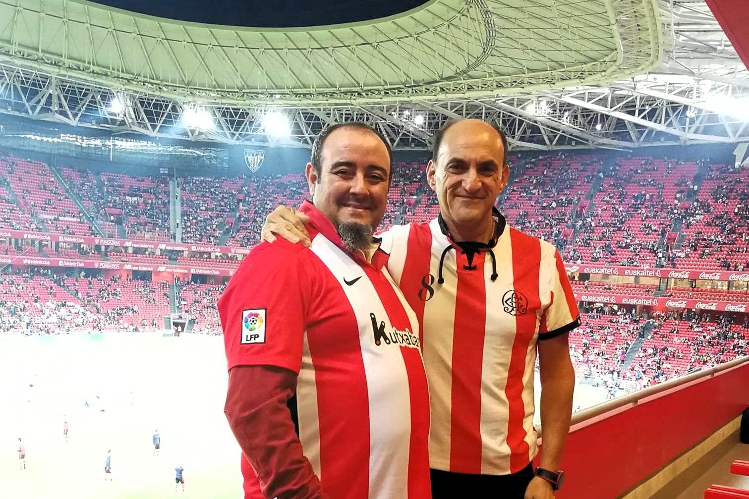 Pepe Sarria, miembro de la Peña Athletic Club de Málaga, junto con un amigo en San Mamés.