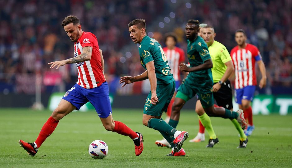 Saúl Ñíguez conduciendo un balón en el Atlético-Cádiz.