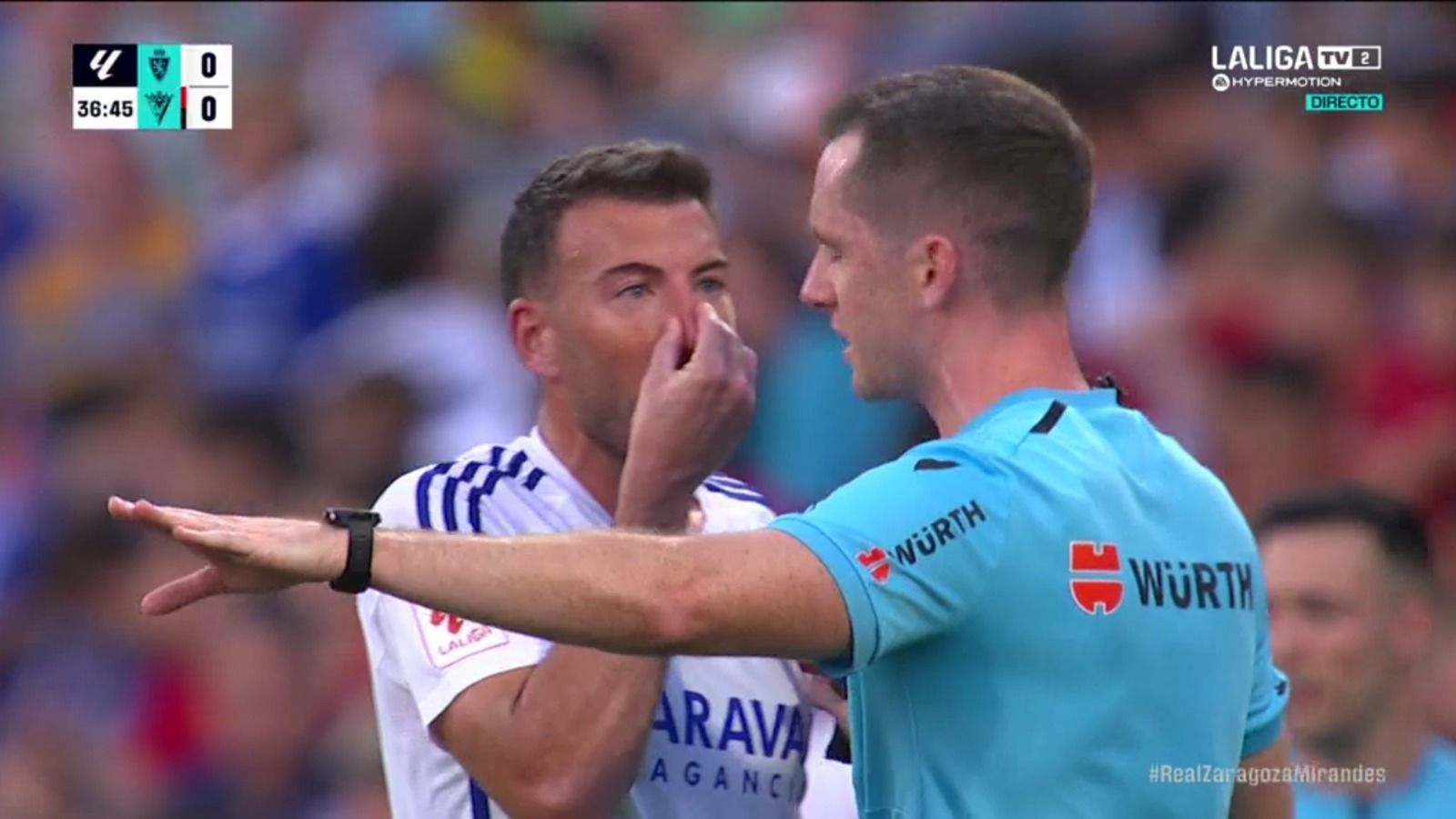 Sergi Enrich, con sangre en la nariz durante el Real Zaragoza-Mirandés.