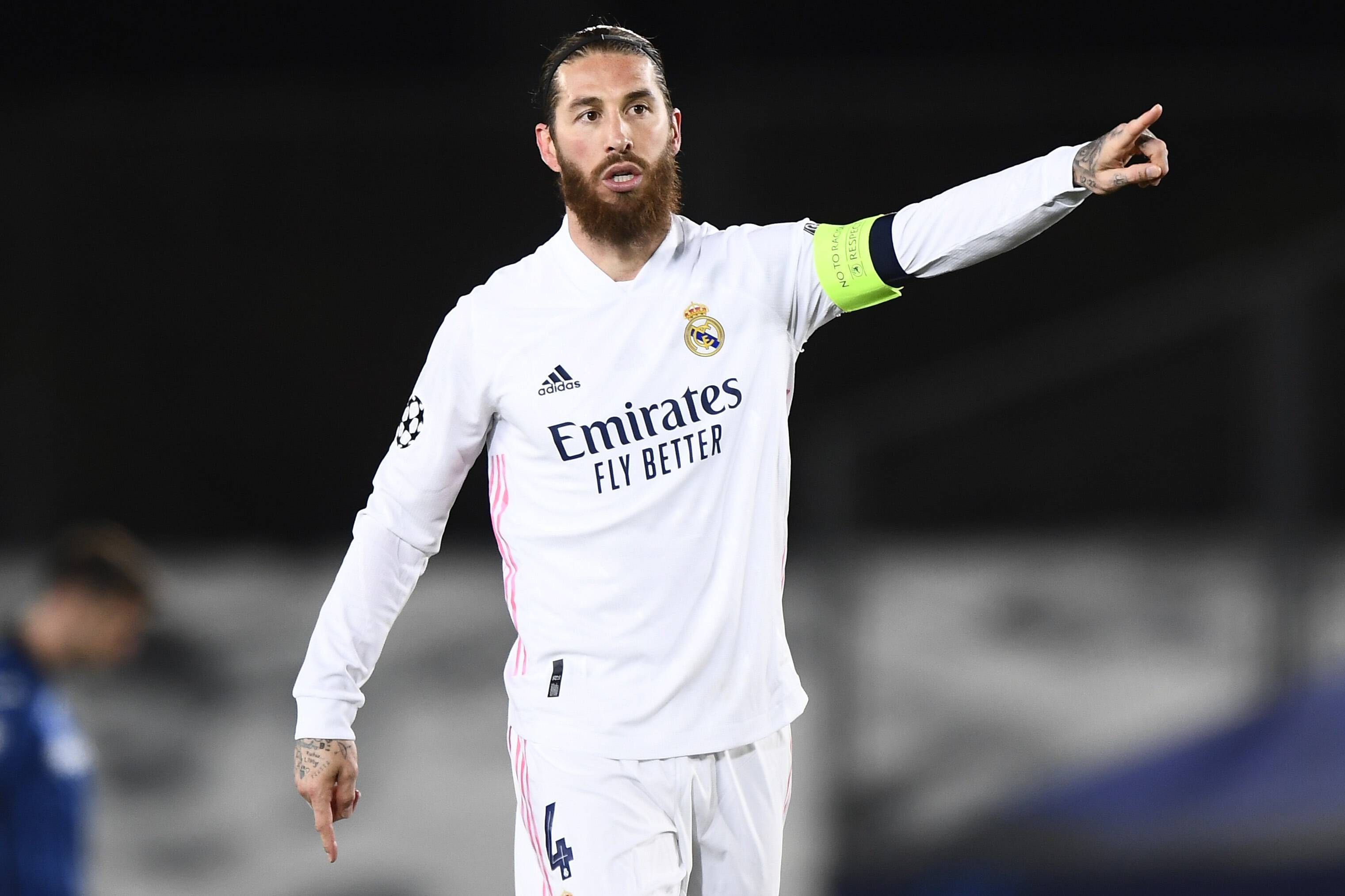 Sergio Ramos da indicaciones en un partido contra la Atalanta (FOTO: Cordón Press).