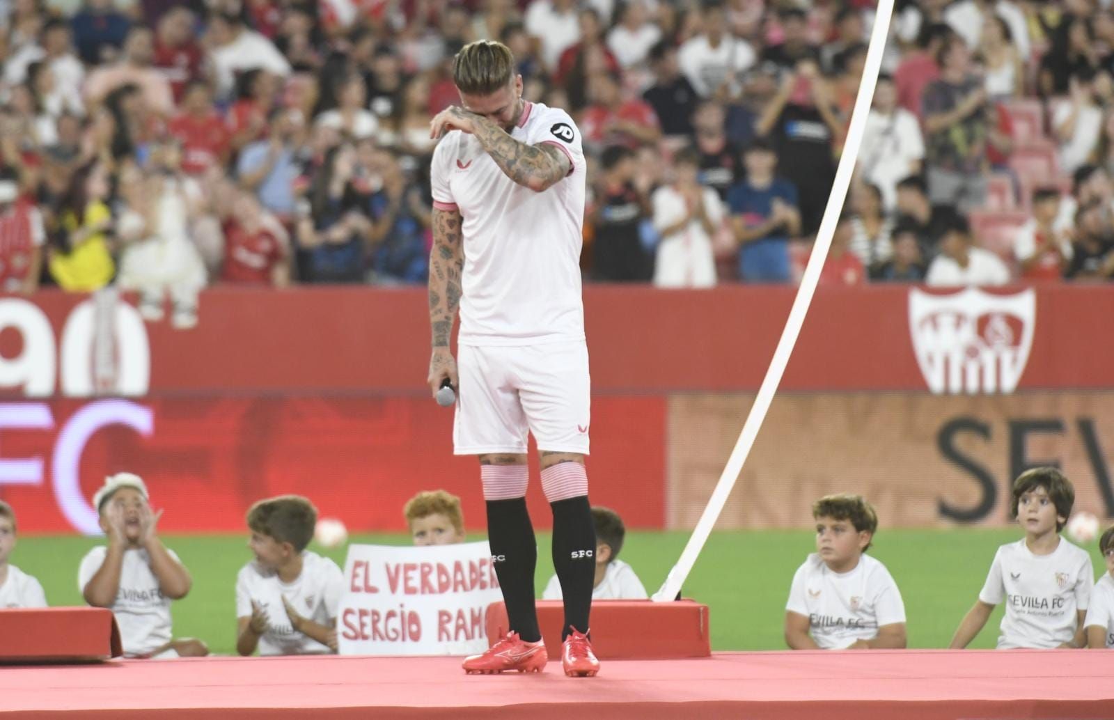  Sergio Ramos, llorando a su regreso al Sánchez-Pizjuán