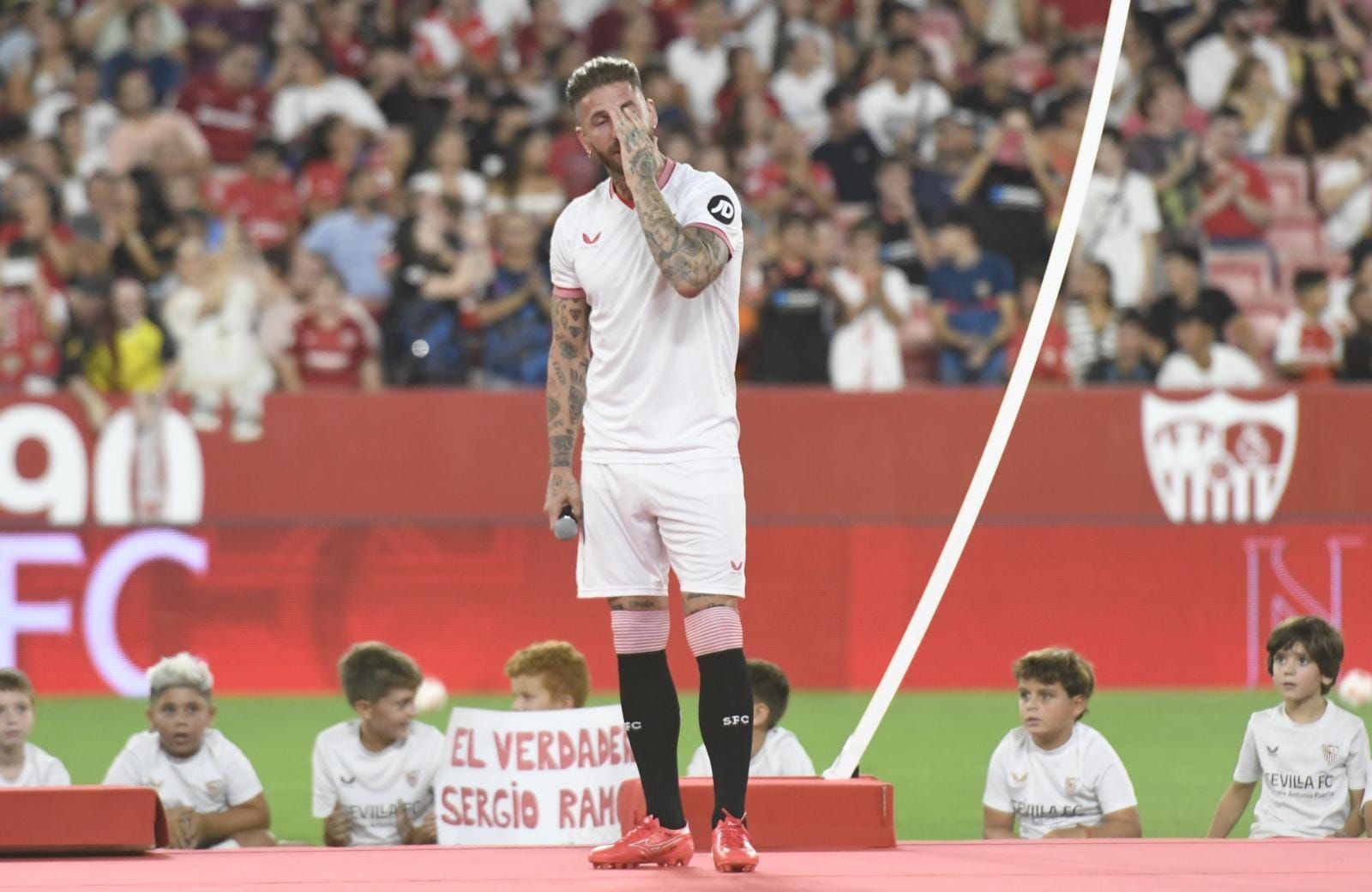 Sergio Ramos, llorando a su regreso al Sánchez-Pizjuán