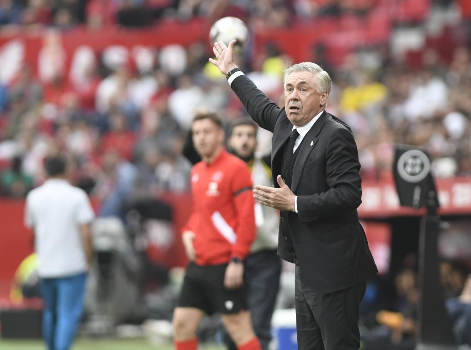  Carlo Ancelotti da instrucciones en el Sevilla-Real Madrid.