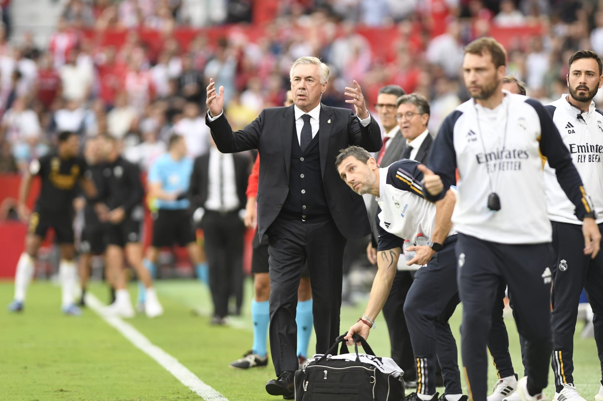 Carlo Ancelotti protesta en el Sevilla-Real Madrid.
