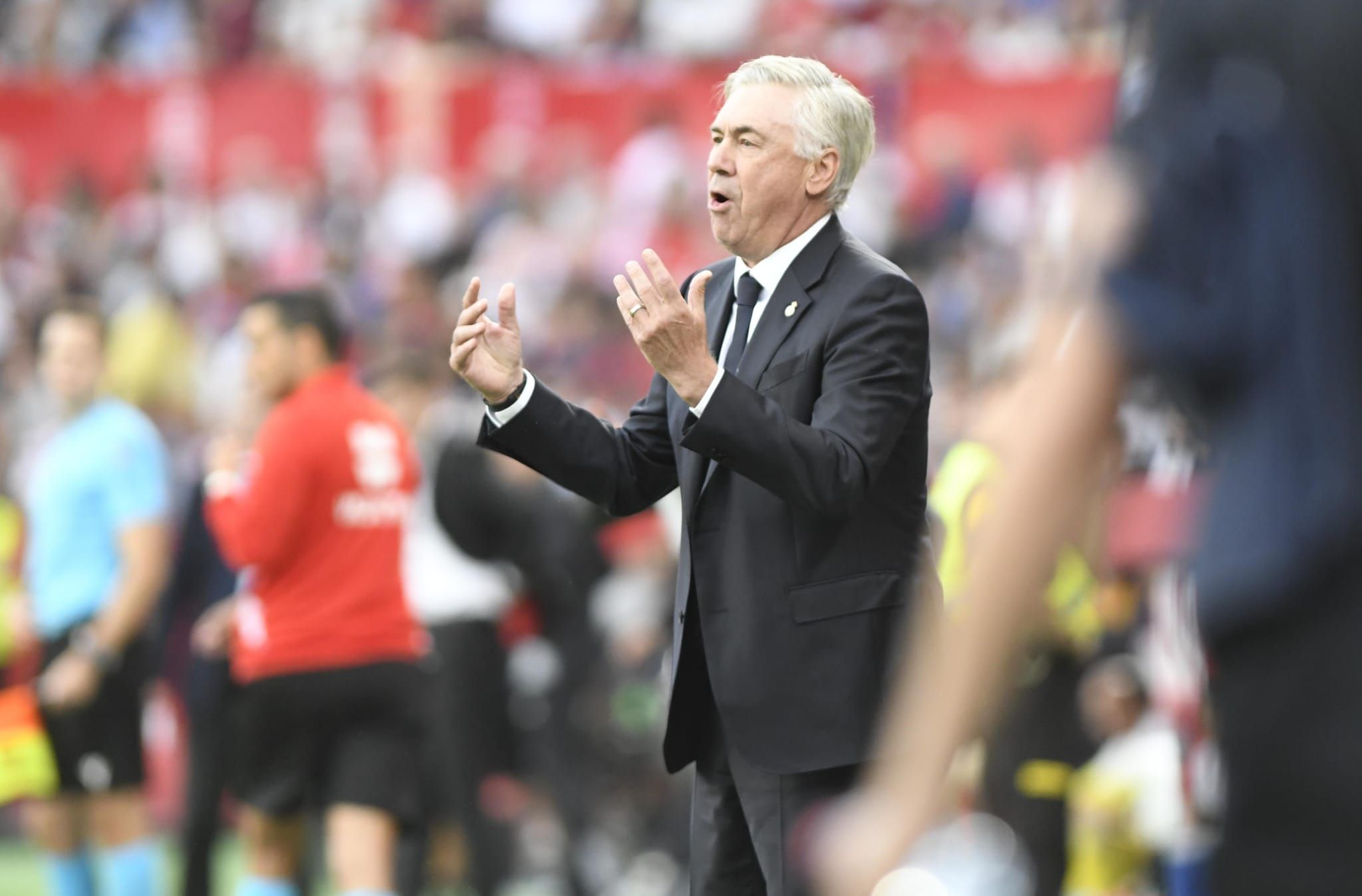  Carlo Ancelotti protesta en el Sevilla-Real Madrid.
