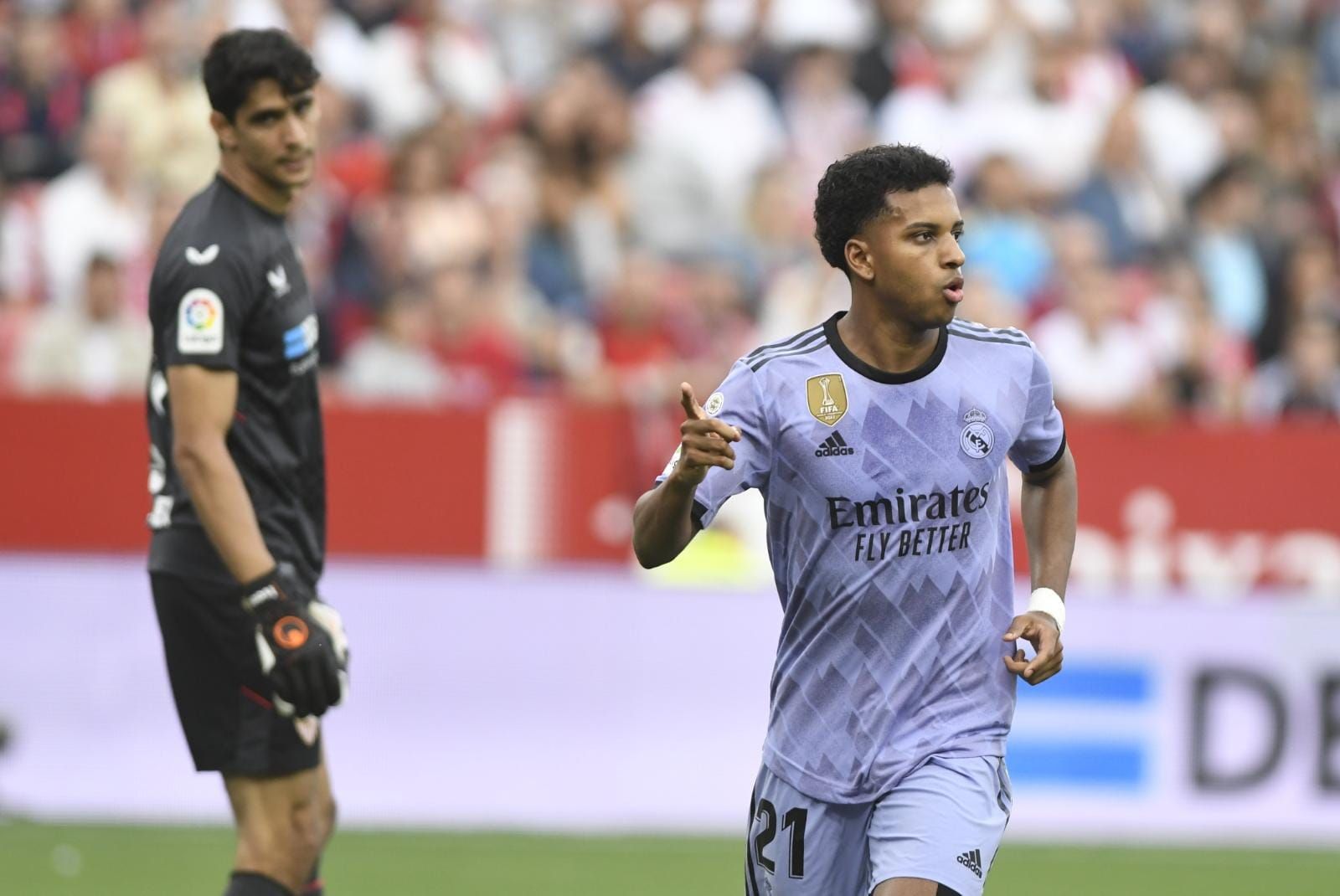 Rodrygo celebra su segundo gol en el Sevilla-Real Madrid.