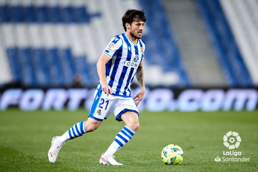  El jugador David Silva avanza con el balón durante el partido ante el Elche.