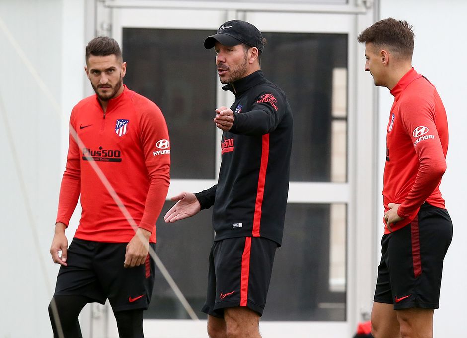 Simeone, junto a Koke y Arias en un entrenamiento.