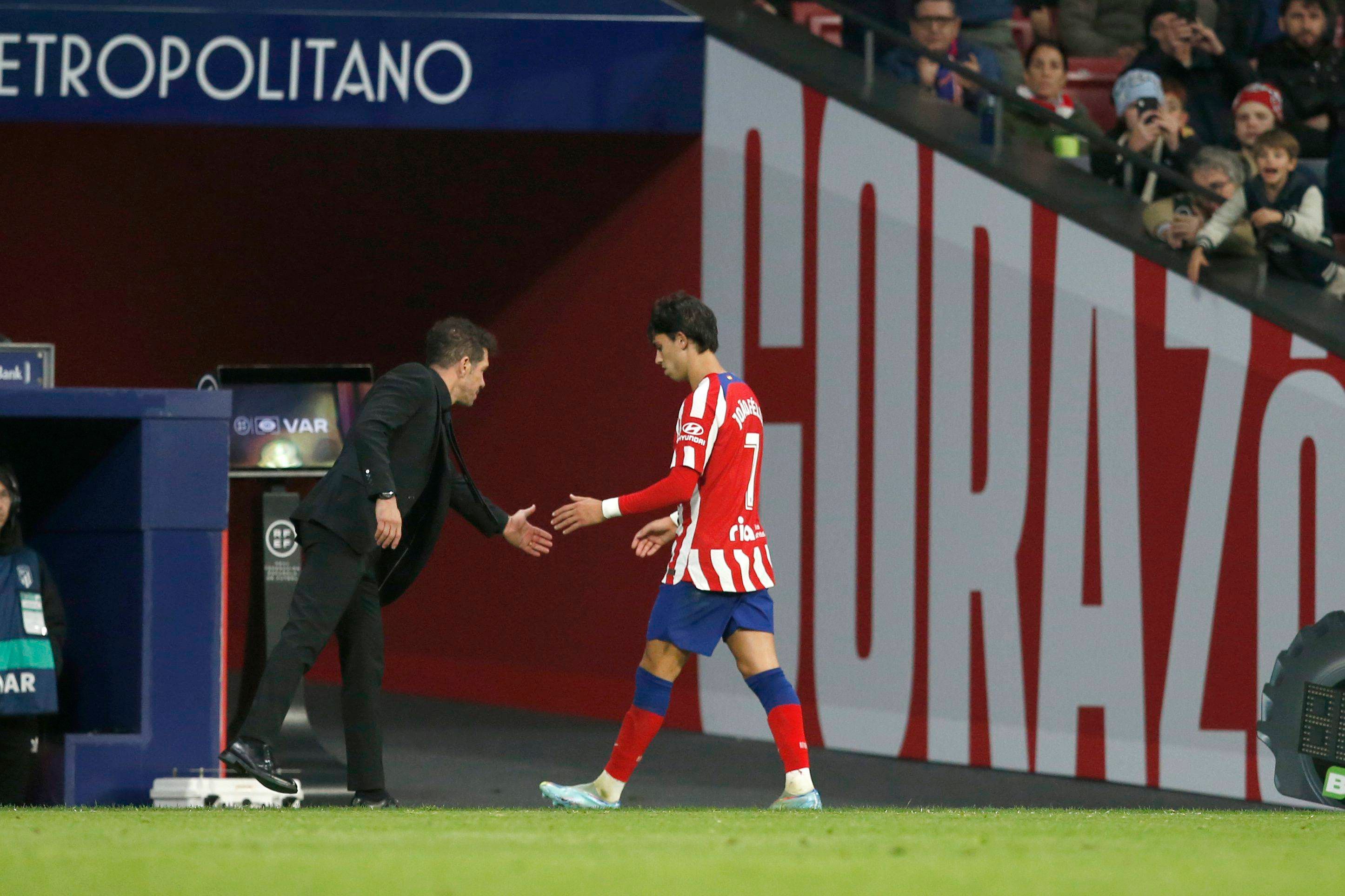  Simeone saluda a Joao Félix tras el cambio ante el Elche.