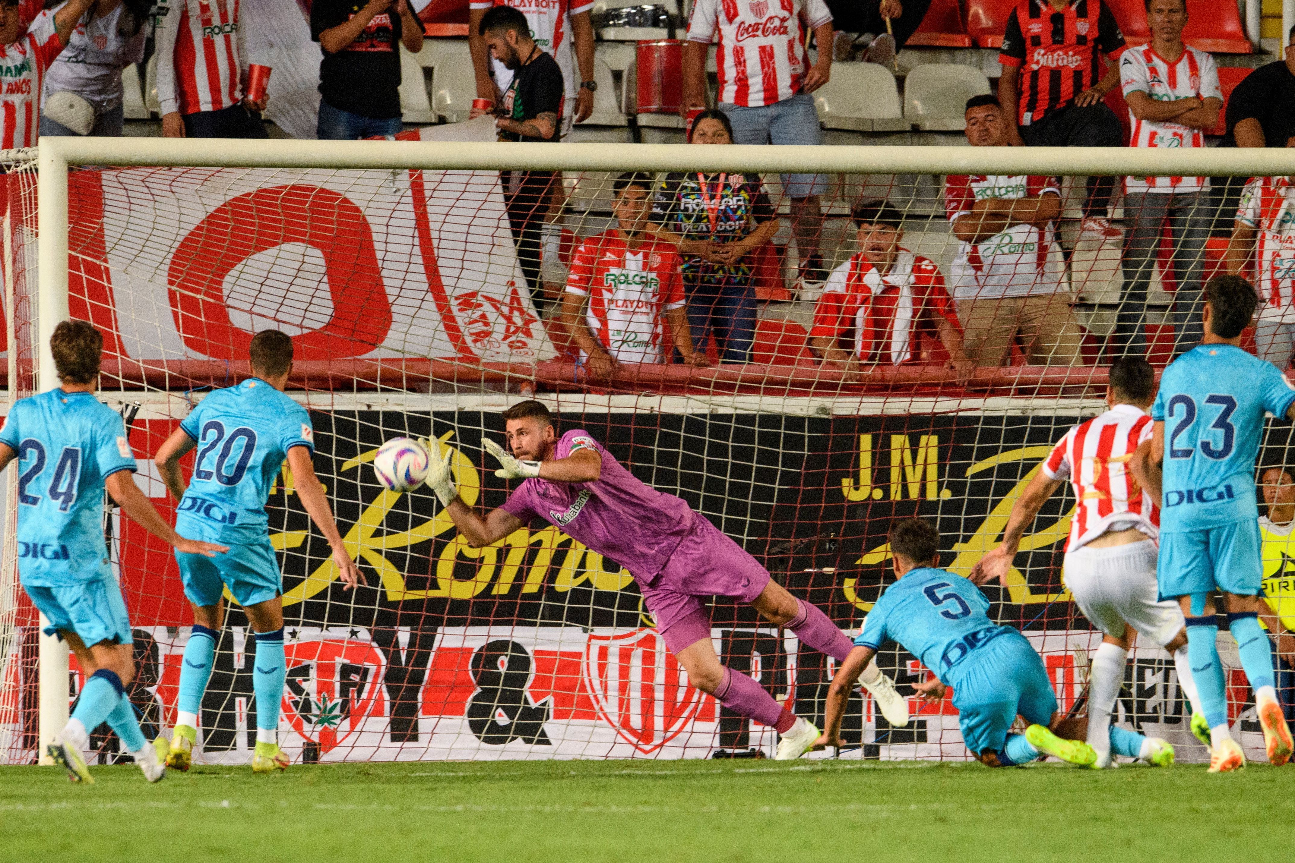 Parada de Unai Simón ante el Necaxa en México.