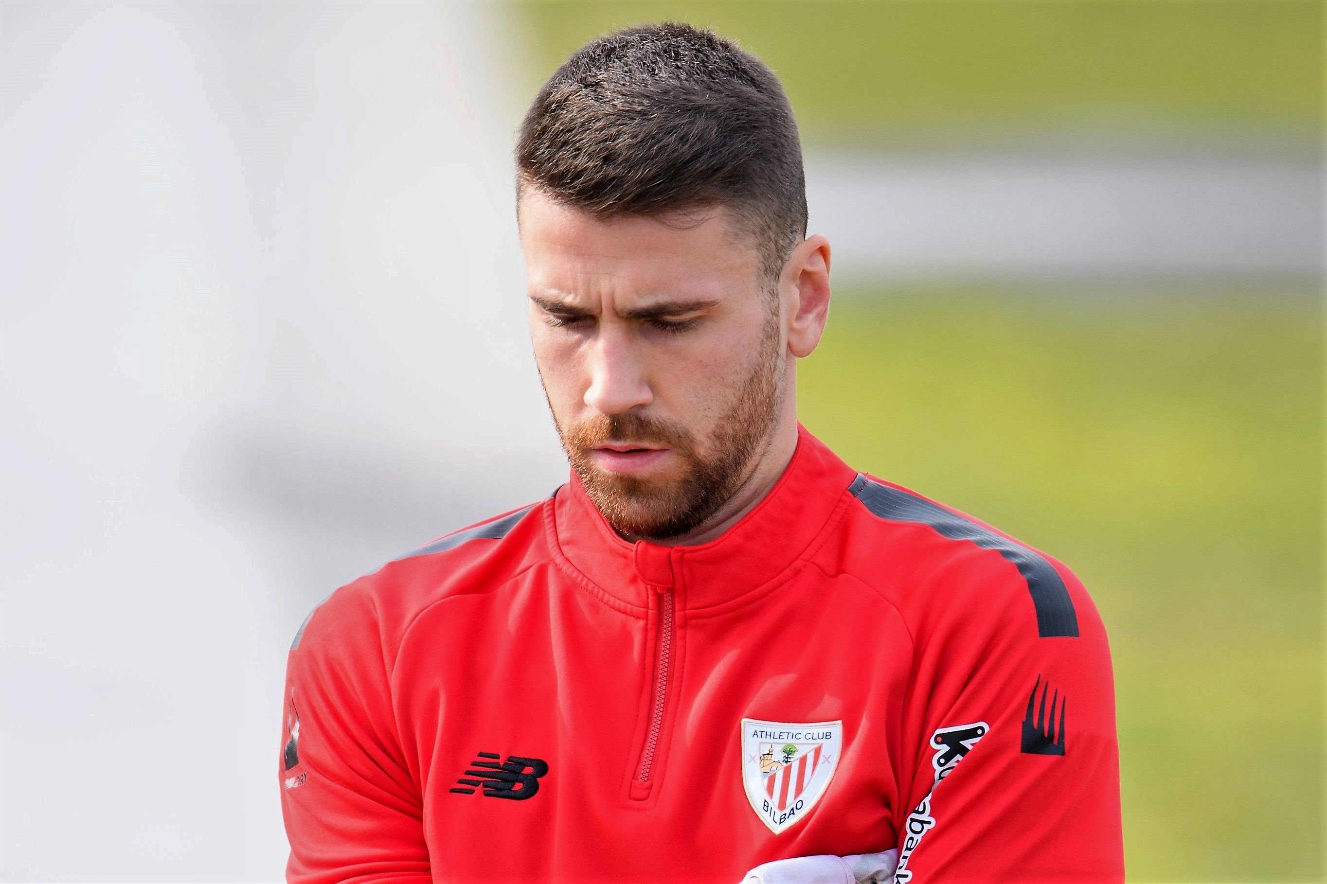 El meta Unai Simón, listo para un entrenamiento del equipo en Lezama.