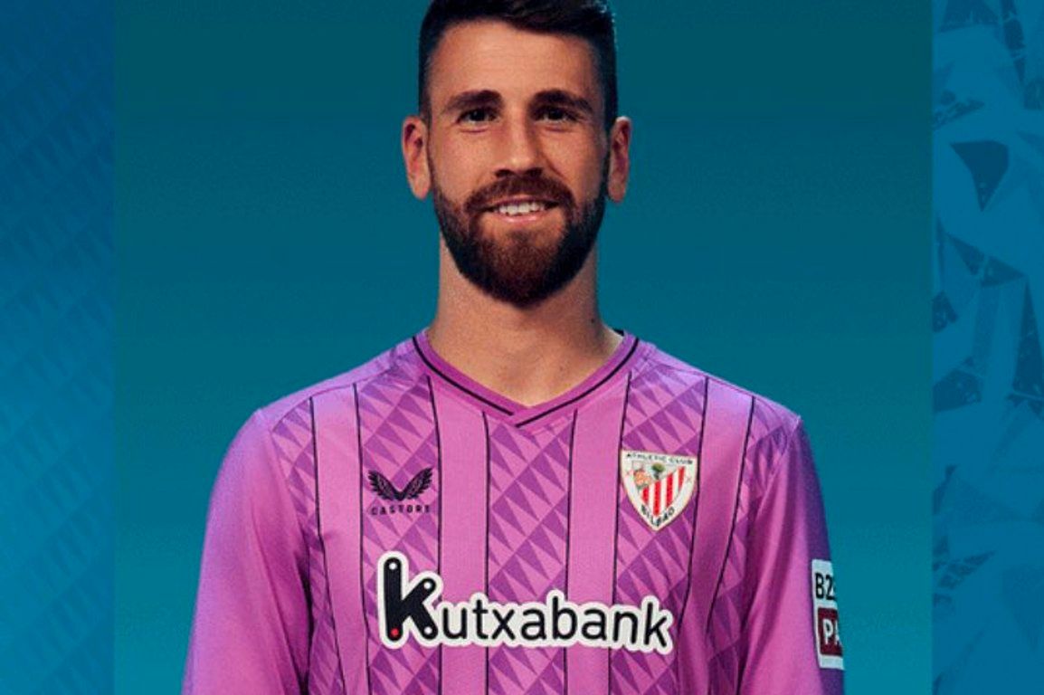  El guardameta internacional Unai Simón posa con la segunda equipación Castore del Athletic Club.