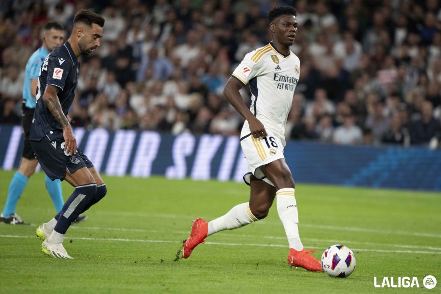 Tchouameni conduce un balón ante Brais Méndez (Foto: LaLiga).
