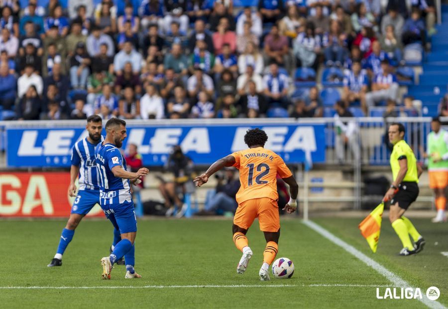 Thierry, durante el Alavés-Valencia.