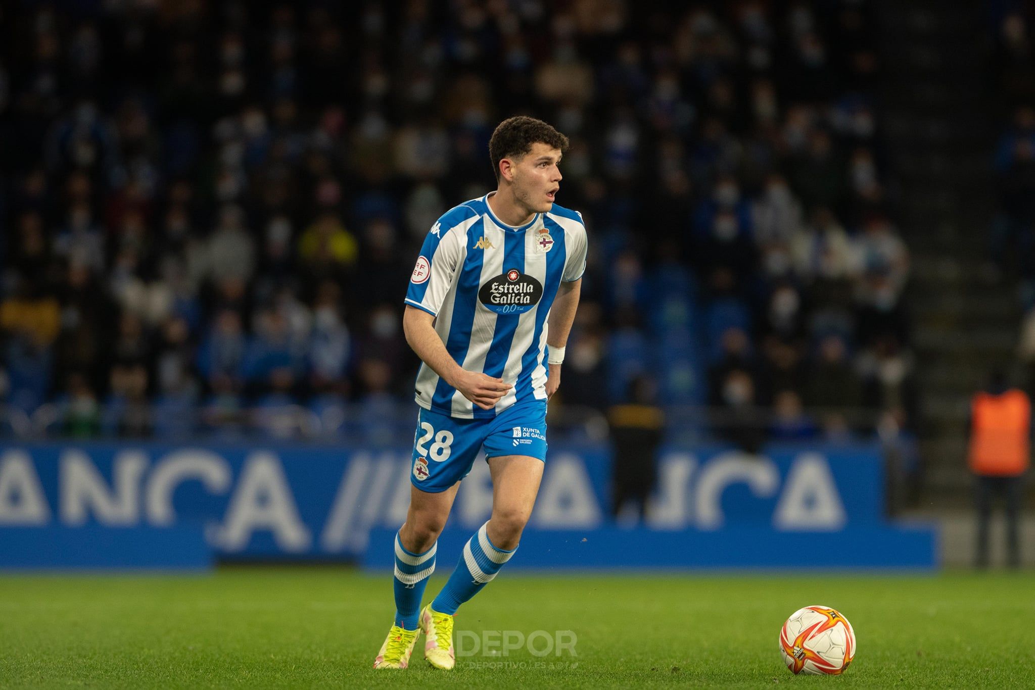 Trilli con el balón en el estadio de Riazor.
