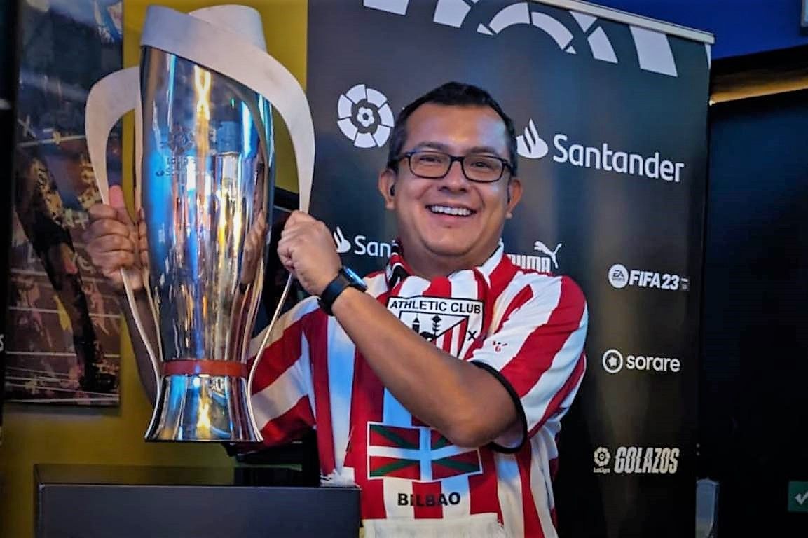 Gaizka 'Txabita' Atxa, siguiendo un derbi del Athletic Club con la Peña Mr. Pentland en Londres.