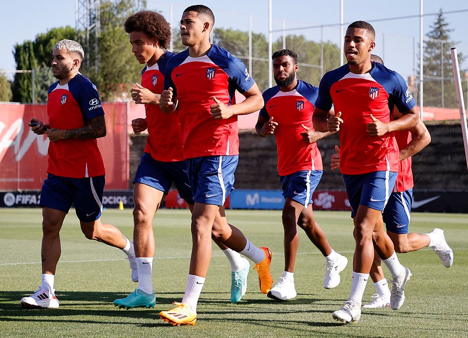 Correa, Witsel, Lino, Lemar y Mouriño, en una sesión con el Atlético.
