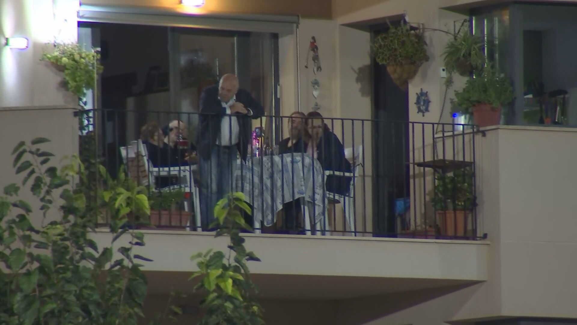 (Mediaset) Un hombre disfrutando del Manacor-Las Palmas desde su terraza.