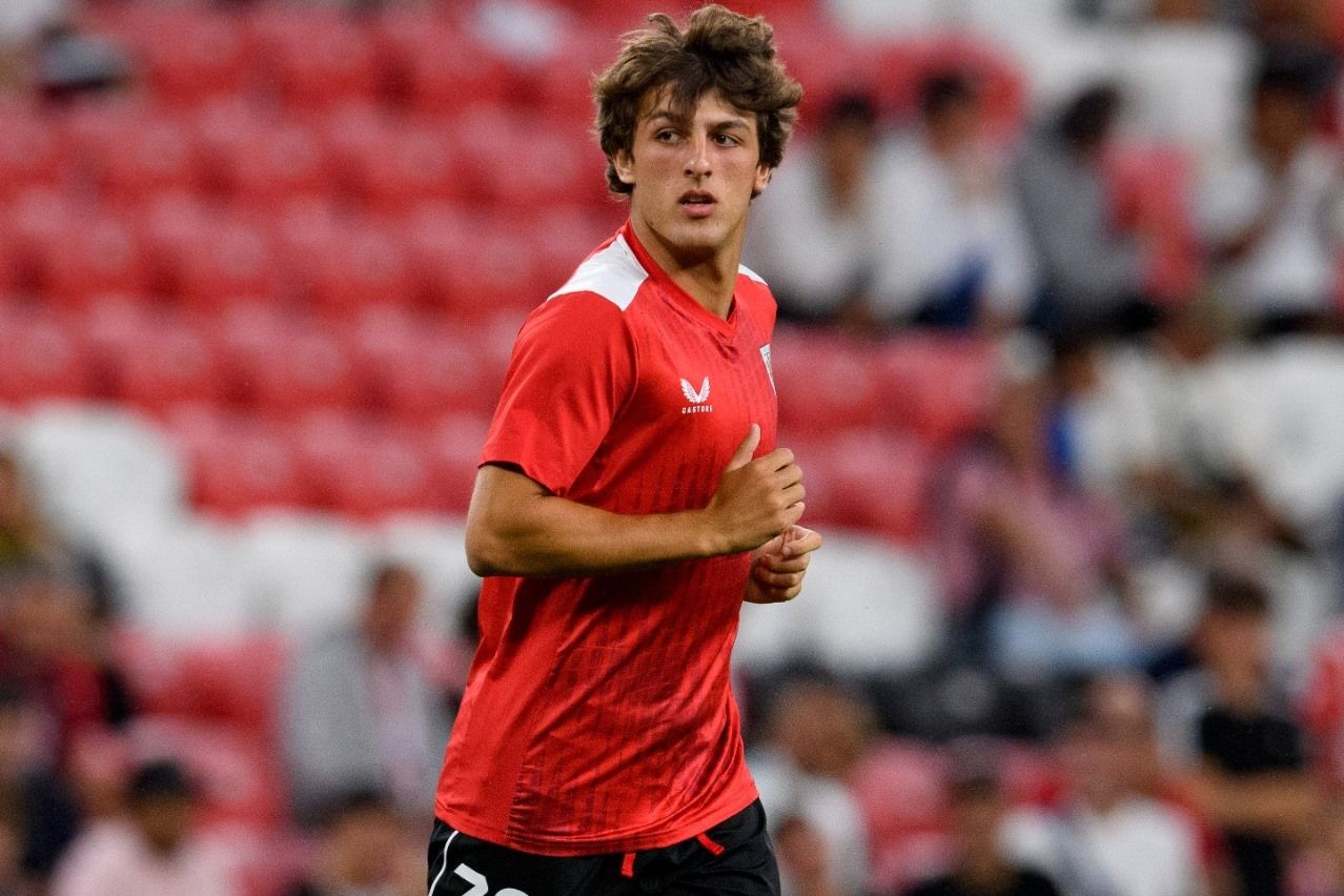  Unai Gómez calienta ante el Real Madrid en San Mamés.