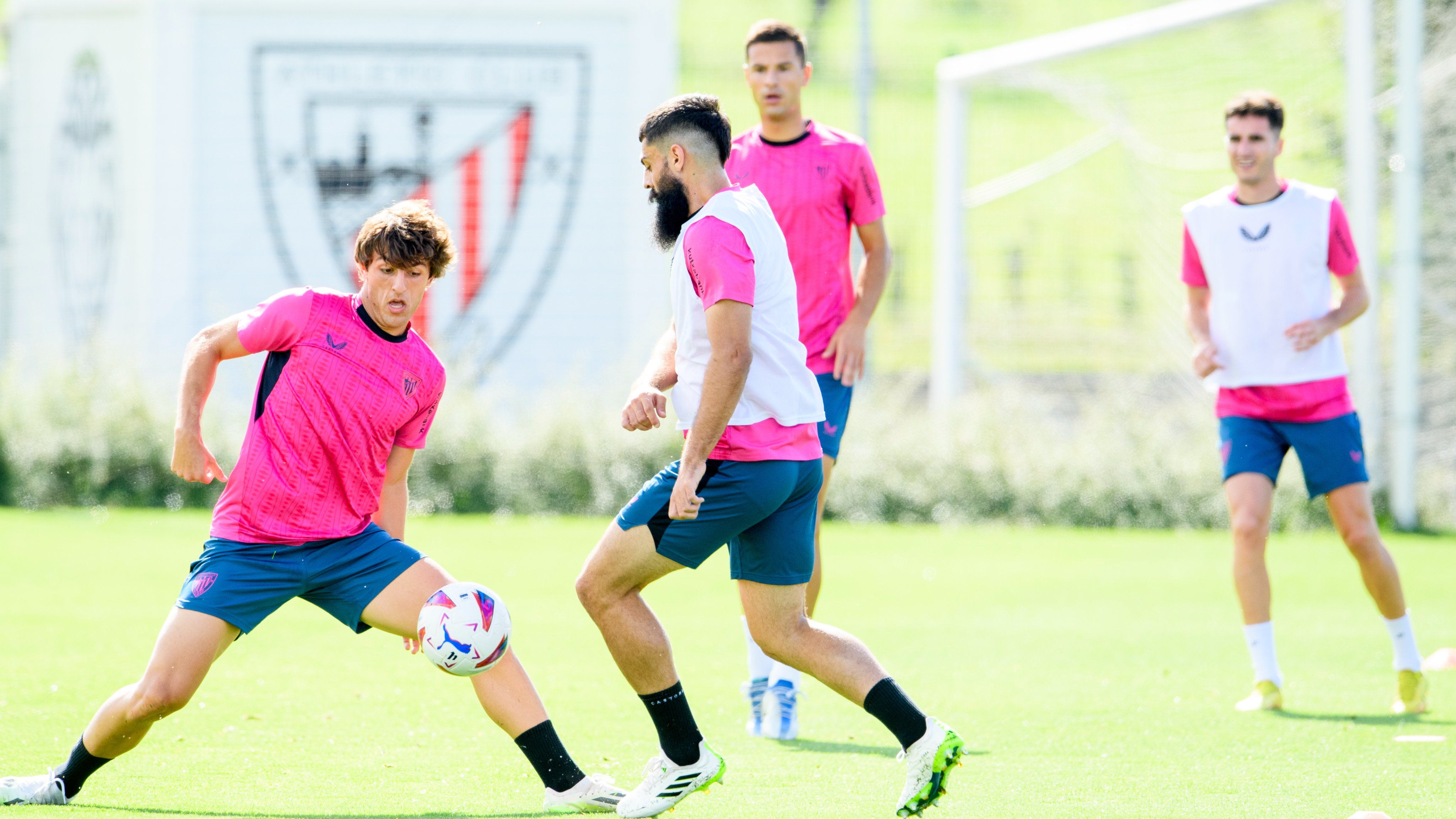  El bermeano Unai Gómez presiona al delantero Asier Villalibre en Lezama.