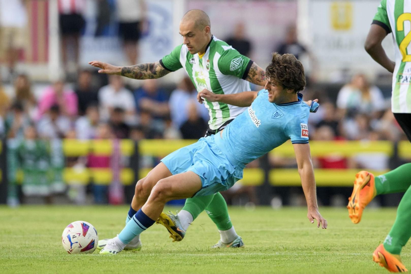  Unai Gómez, en acción ante el Racing de Santander en el amistoso de Cayón.